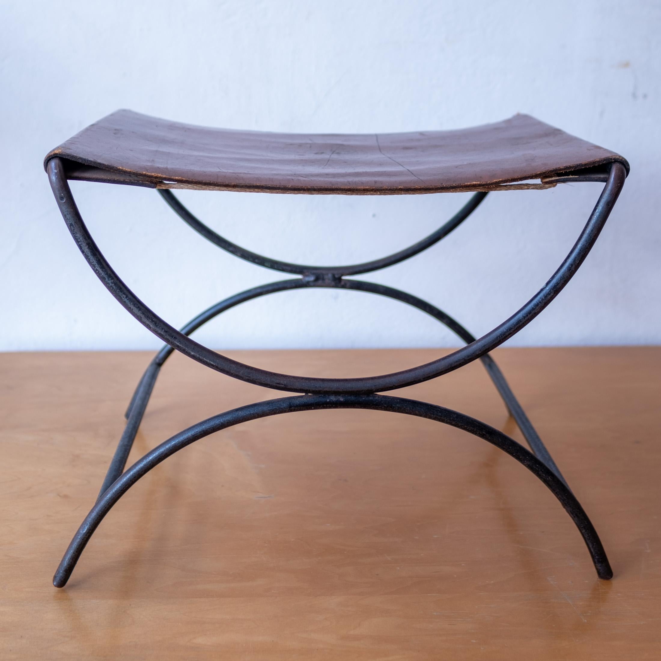 Tabouret ou pouf William Katavolos en cuir et fer pour Leathercrafter des années 1960 Bon état - En vente à San Diego, CA