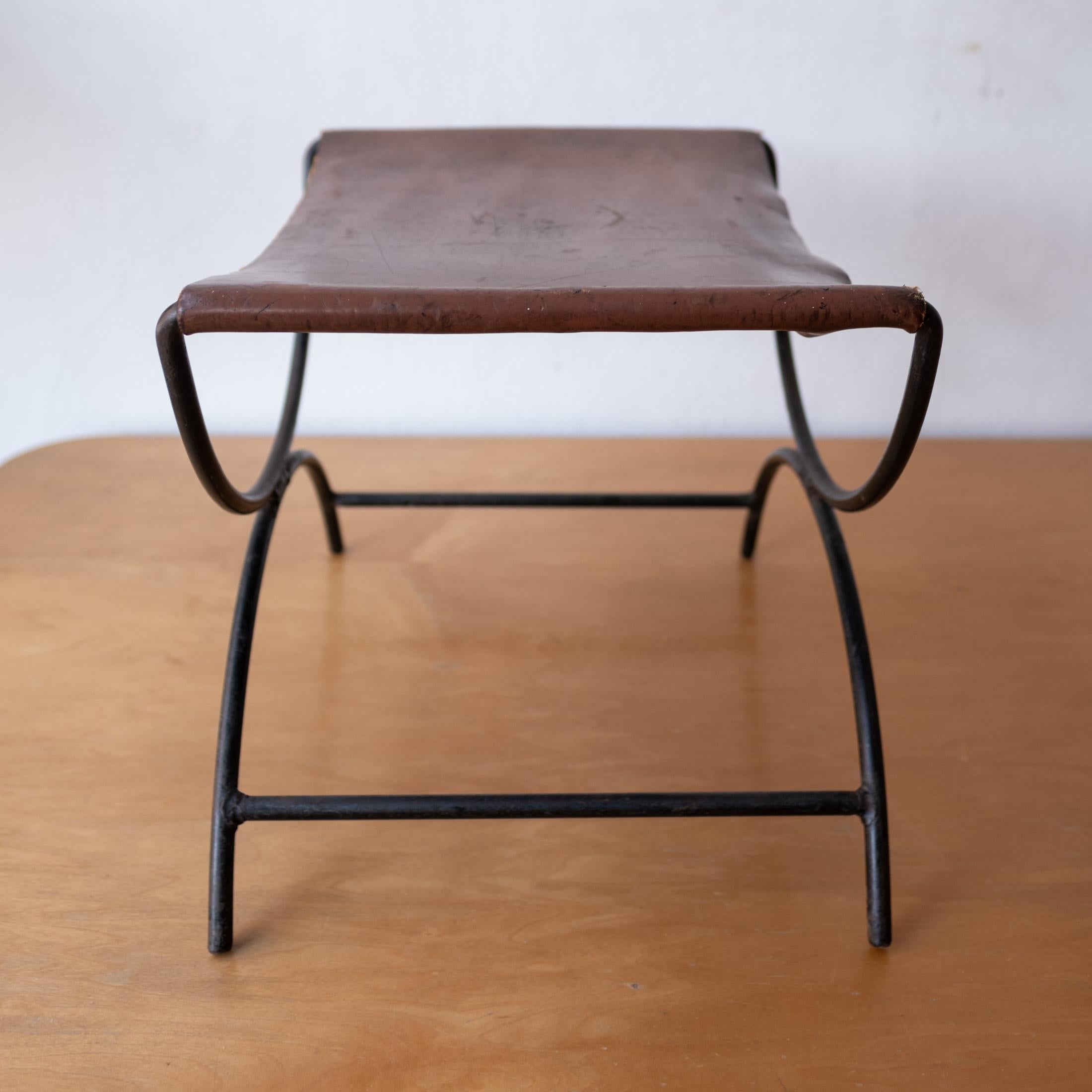 Cuir Tabouret ou pouf William Katavolos en cuir et fer pour Leathercrafter des années 1960 en vente