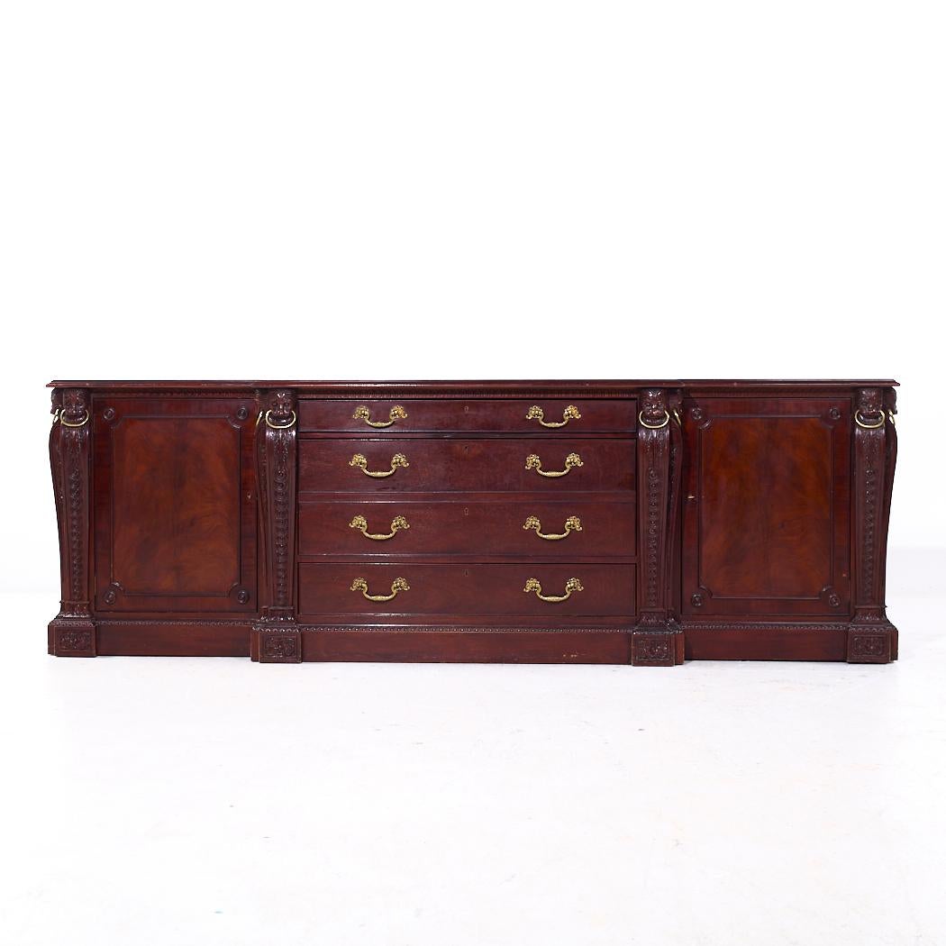William Kent per Baker Furniture Stately Home Credenza in mogano

Questa credenza misura: 91,5 larghezza x 22 profondità x 30 pollici di altezza

Scattiamo le nostre foto in uno studio a illuminazione controllata per mostrare il maggior numero di
