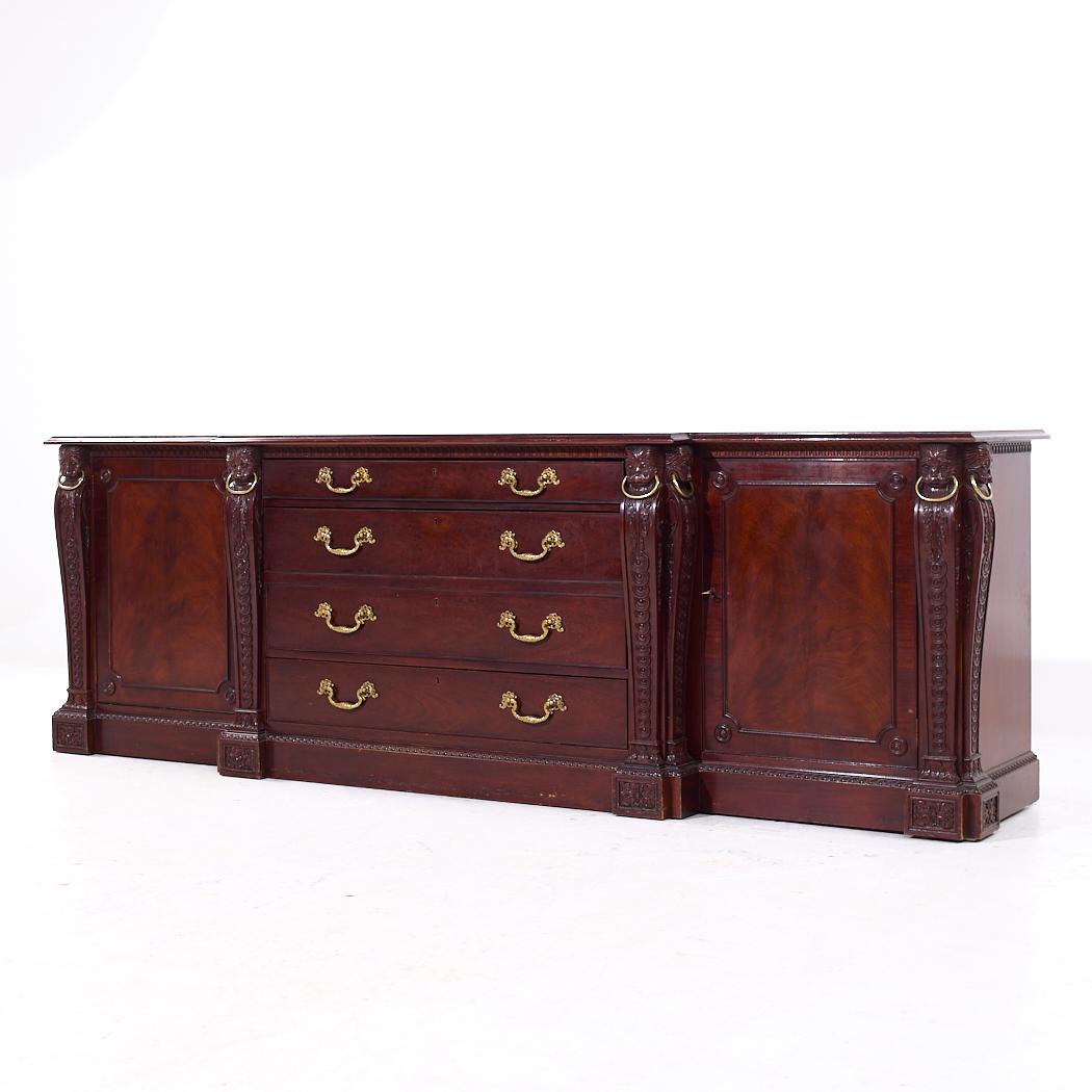 Moderno William Kent per Baker Furniture Stately Home Credenza in mogano in vendita