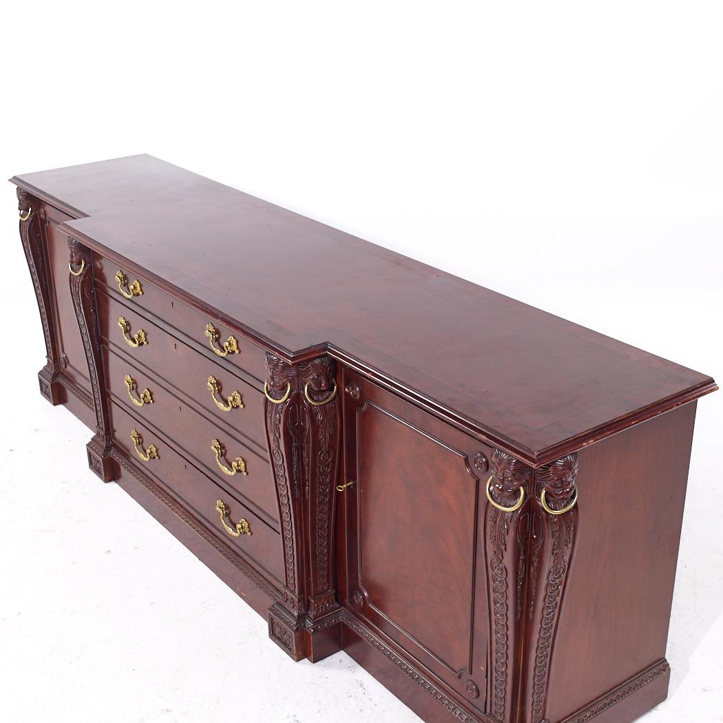 XXI secolo e contemporaneo William Kent per Baker Furniture Stately Home Credenza in mogano in vendita