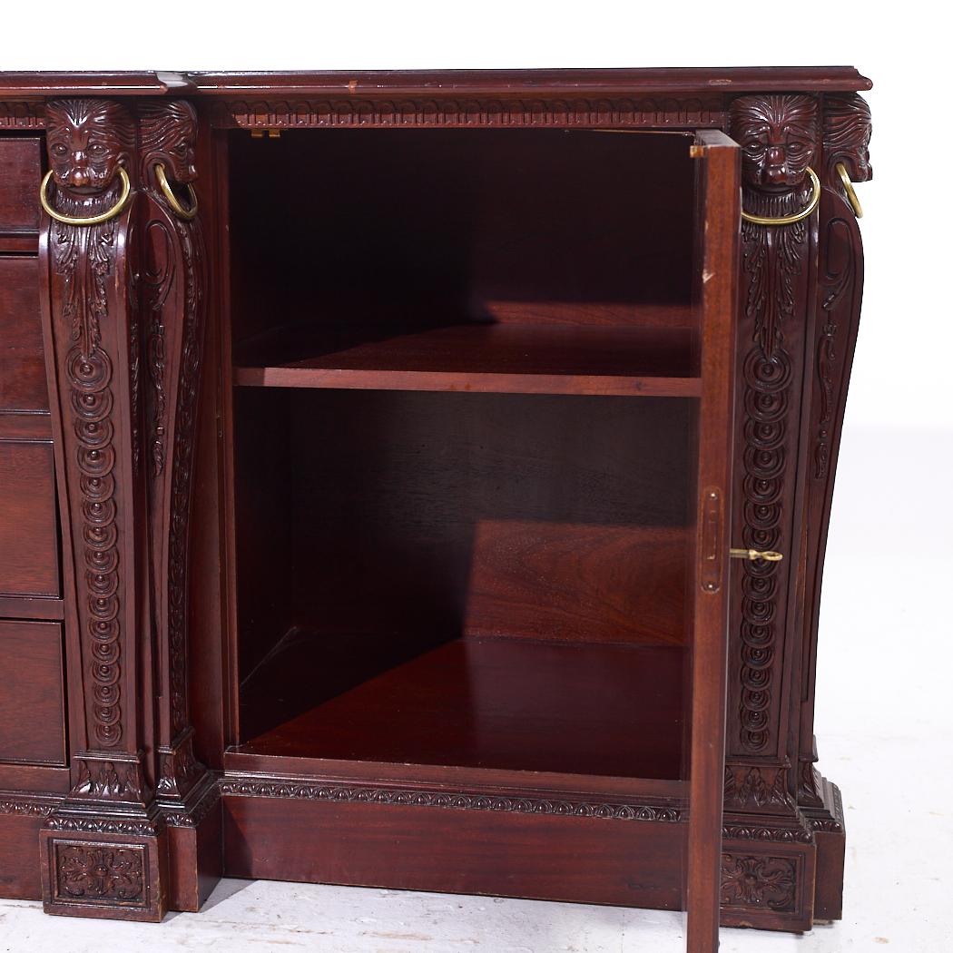 Ottone William Kent per Baker Furniture Stately Home Credenza in mogano in vendita