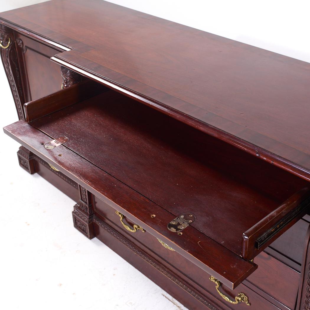 William Kent per Baker Furniture Stately Home Credenza in mogano in vendita 1