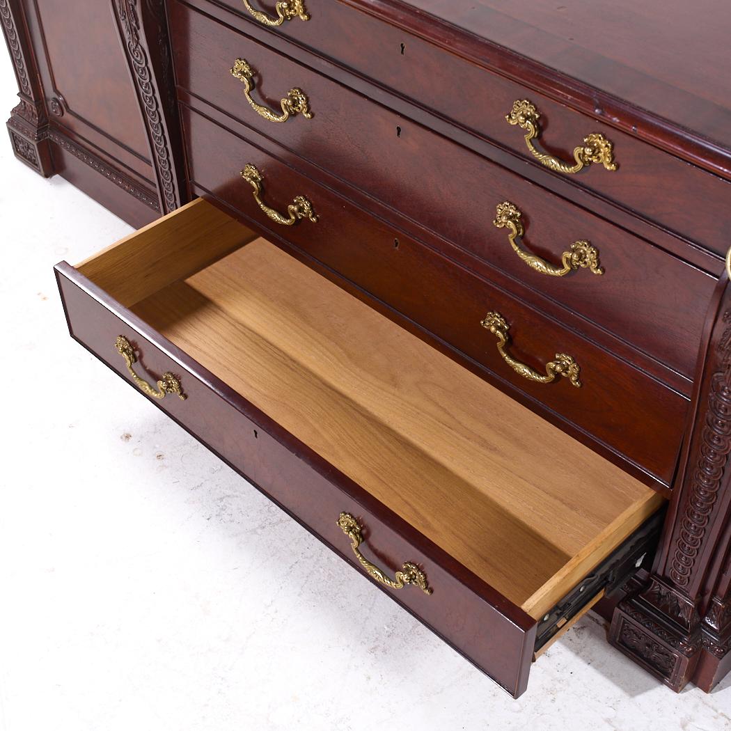 William Kent per Baker Furniture Stately Home Credenza in mogano in vendita 2