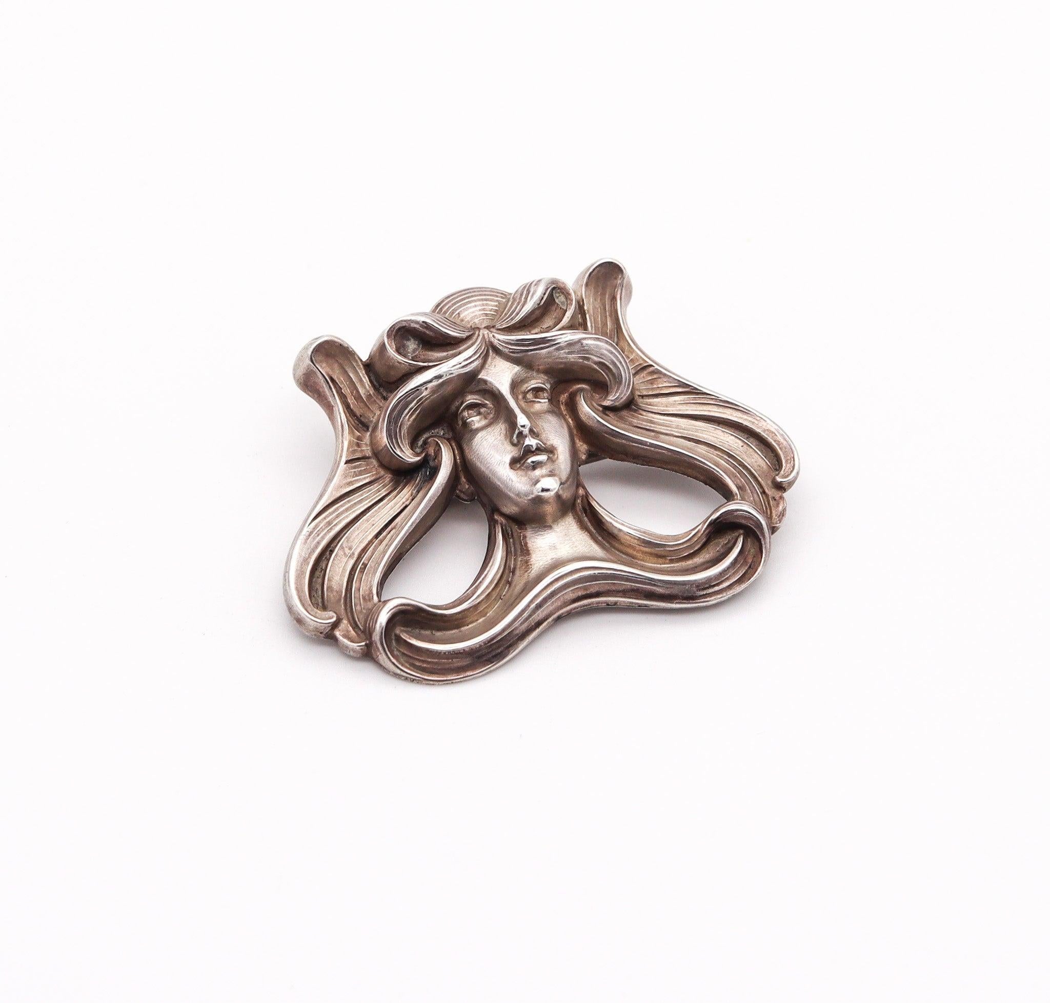 WILLIAM KERR & CO. 1900 Art Nouveau Brooch In Repousse .925 Sterling Silver In Excellent Condition For Sale In Miami, FL