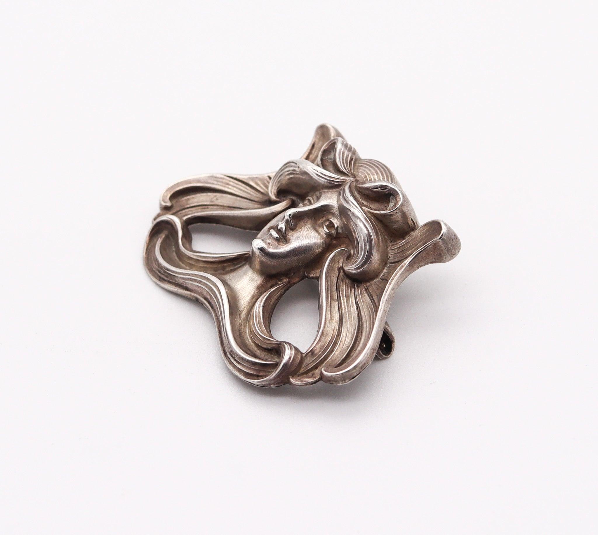 Women's WILLIAM KERR & CO. 1900 Art Nouveau Brooch In Repousse .925 Sterling Silver For Sale