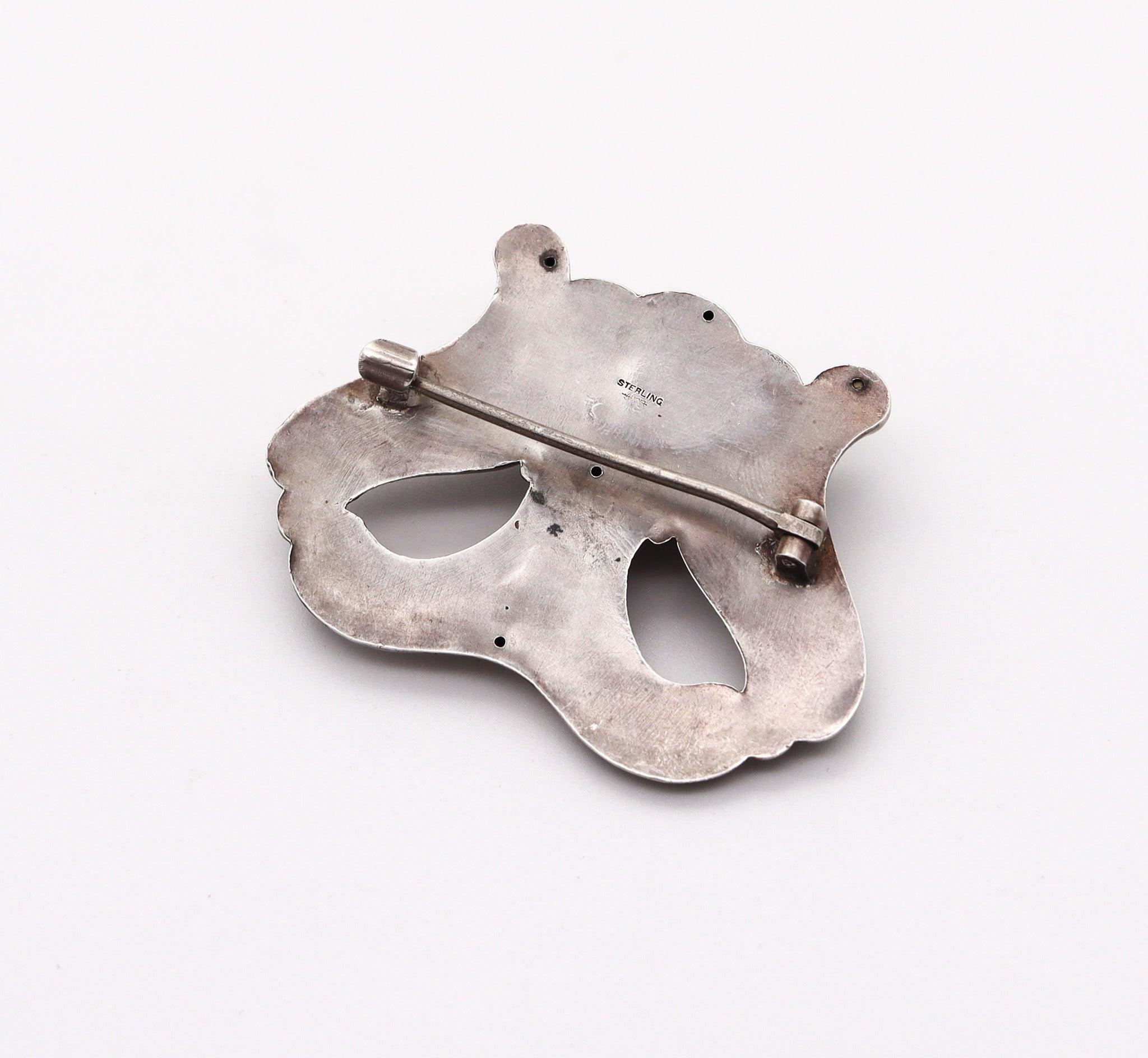 WILLIAM KERR & CO. 1900 Art Nouveau Brooch In Repousse .925 Sterling Silver For Sale 1