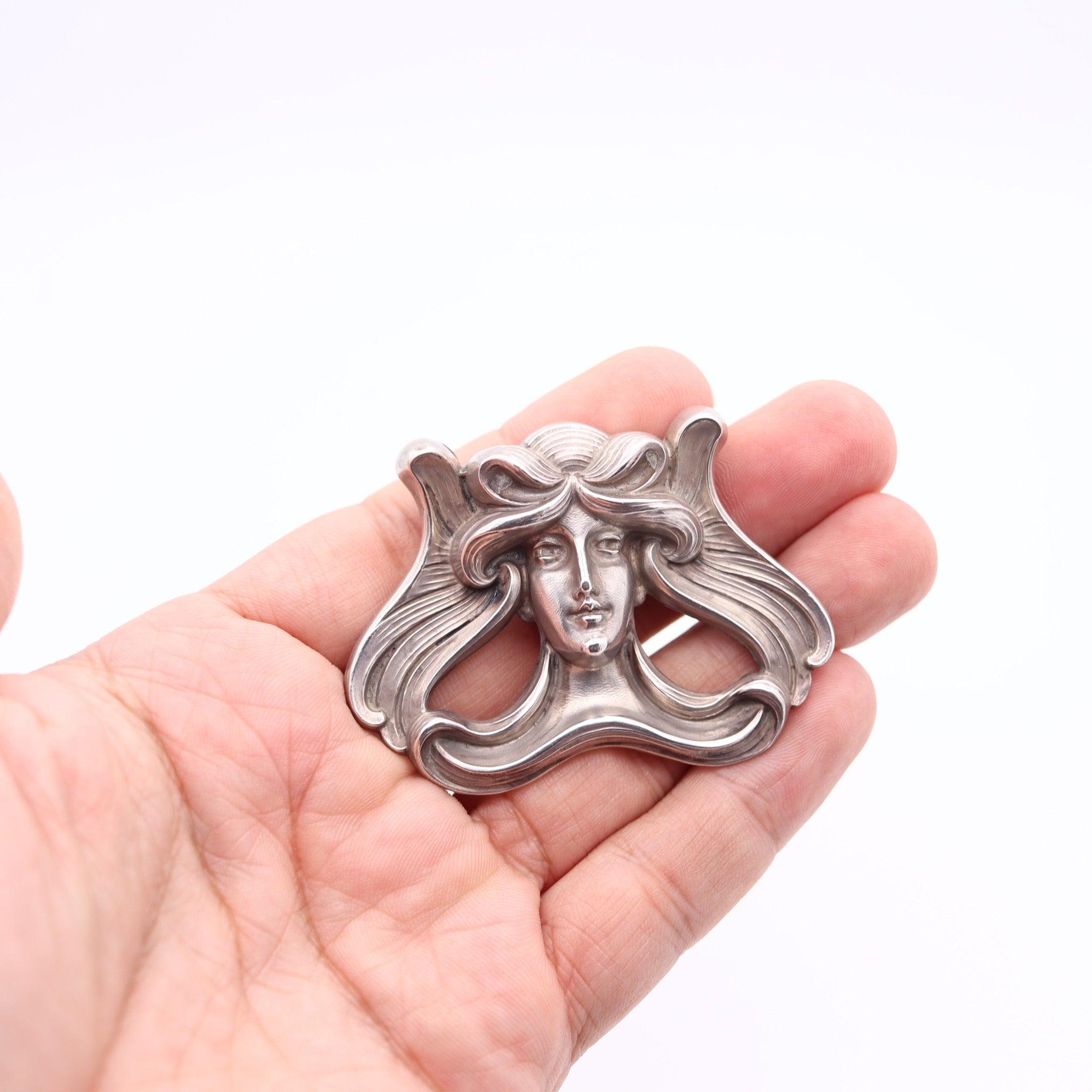 WILLIAM KERR & CO. 1900 Art Nouveau Brooch In Repousse .925 Sterling Silver For Sale 3