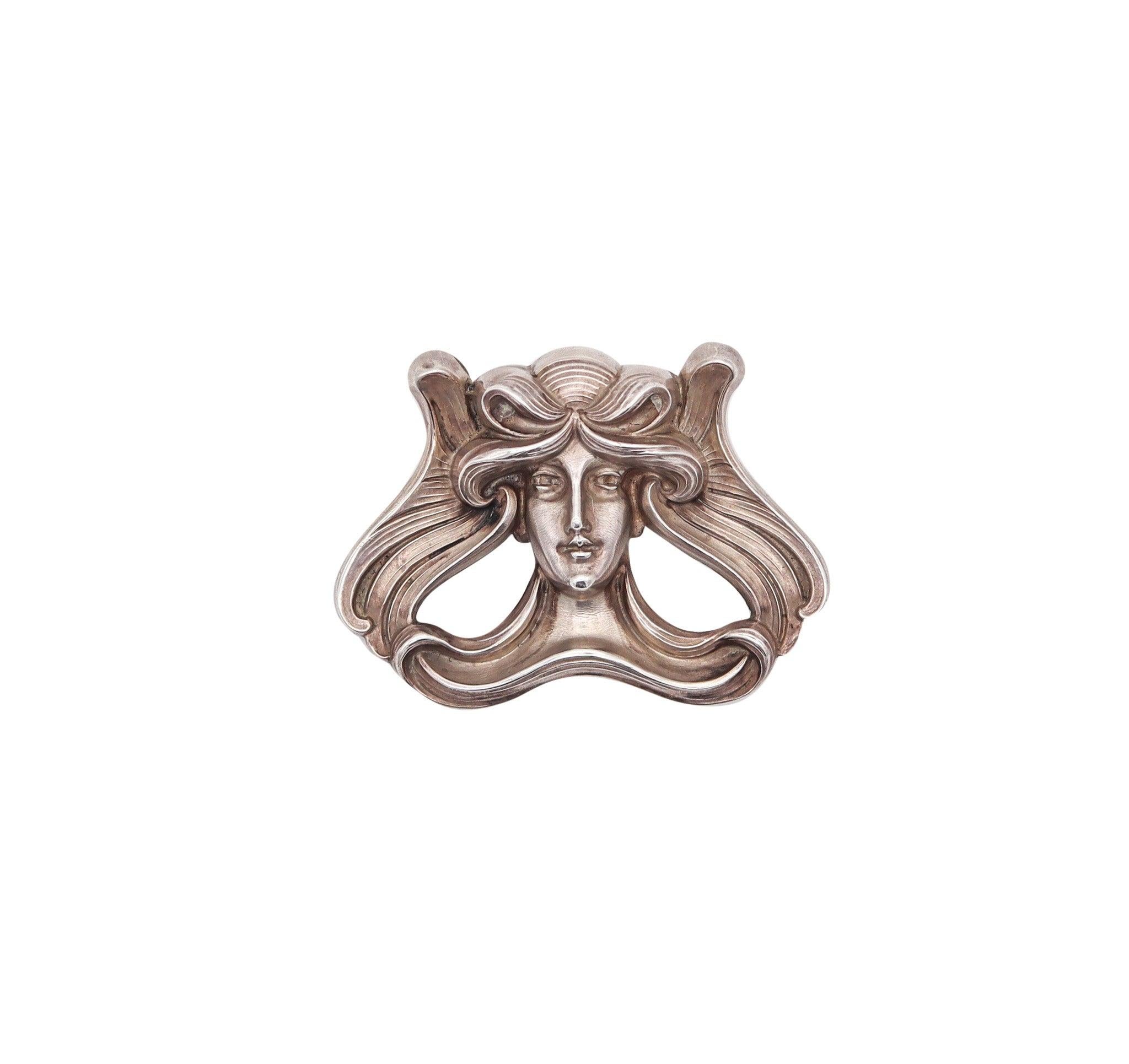 WILLIAM KERR & CO. 1900 Art Nouveau Brooch In Repousse .925 Sterling Silver For Sale 4