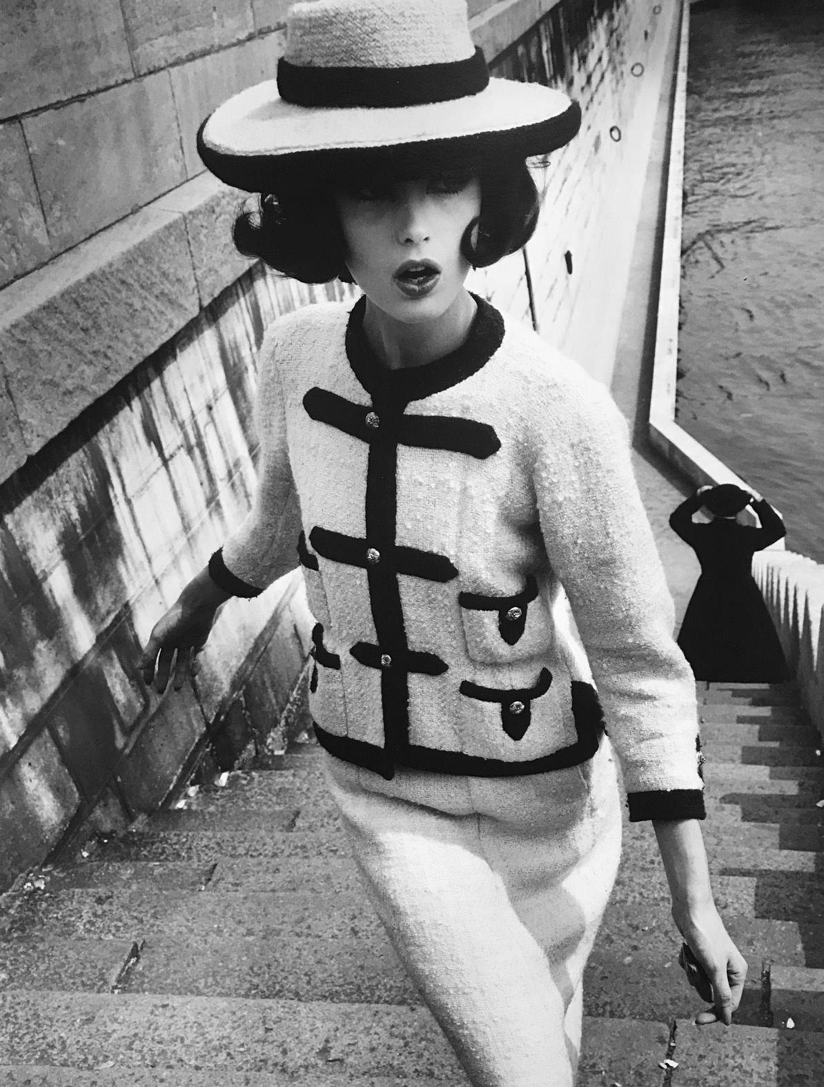 William Klein Black and White Photograph – Dorothy + Little Bara, Paris, 1960 (Gedruckt später)