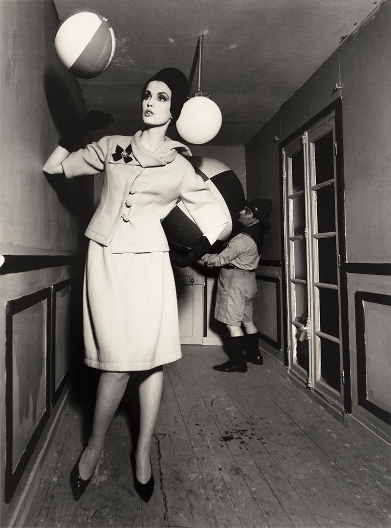 William Klein Black and White Photograph – Dorot Dorothy und Strandball- und Kriegsschuhschwippe, Paris