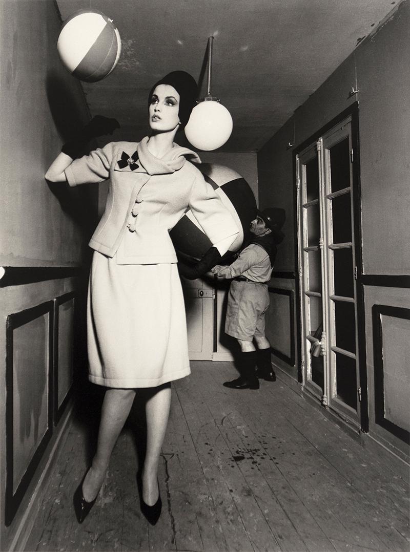 William Klein Black and White Photograph – Dorothy und Strandball- und Dwarf Scout, Paris