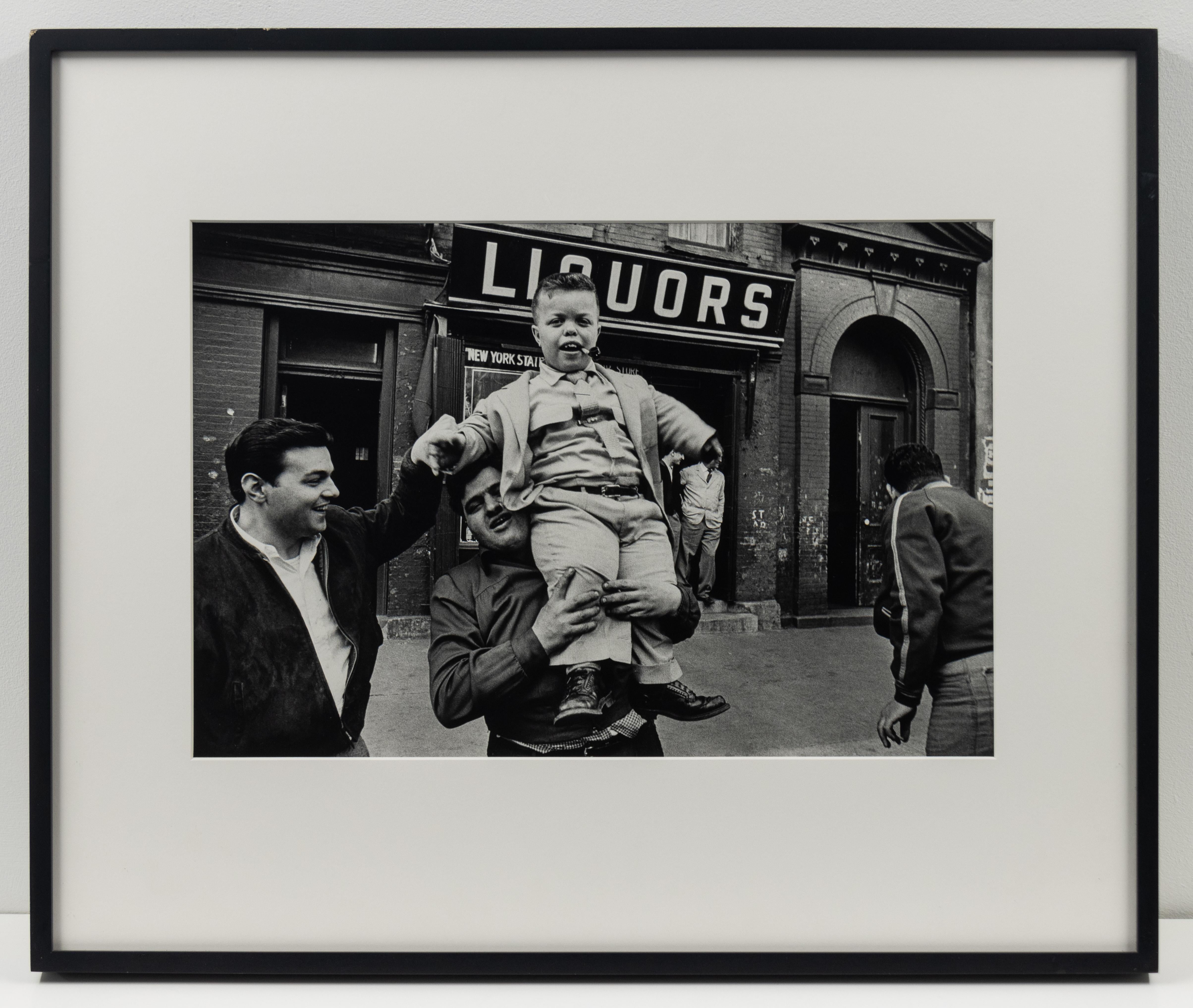 Dwarf and Liquors, Little Italy, NYC, fotografia in bianco e nero di William Klein in vendita 1