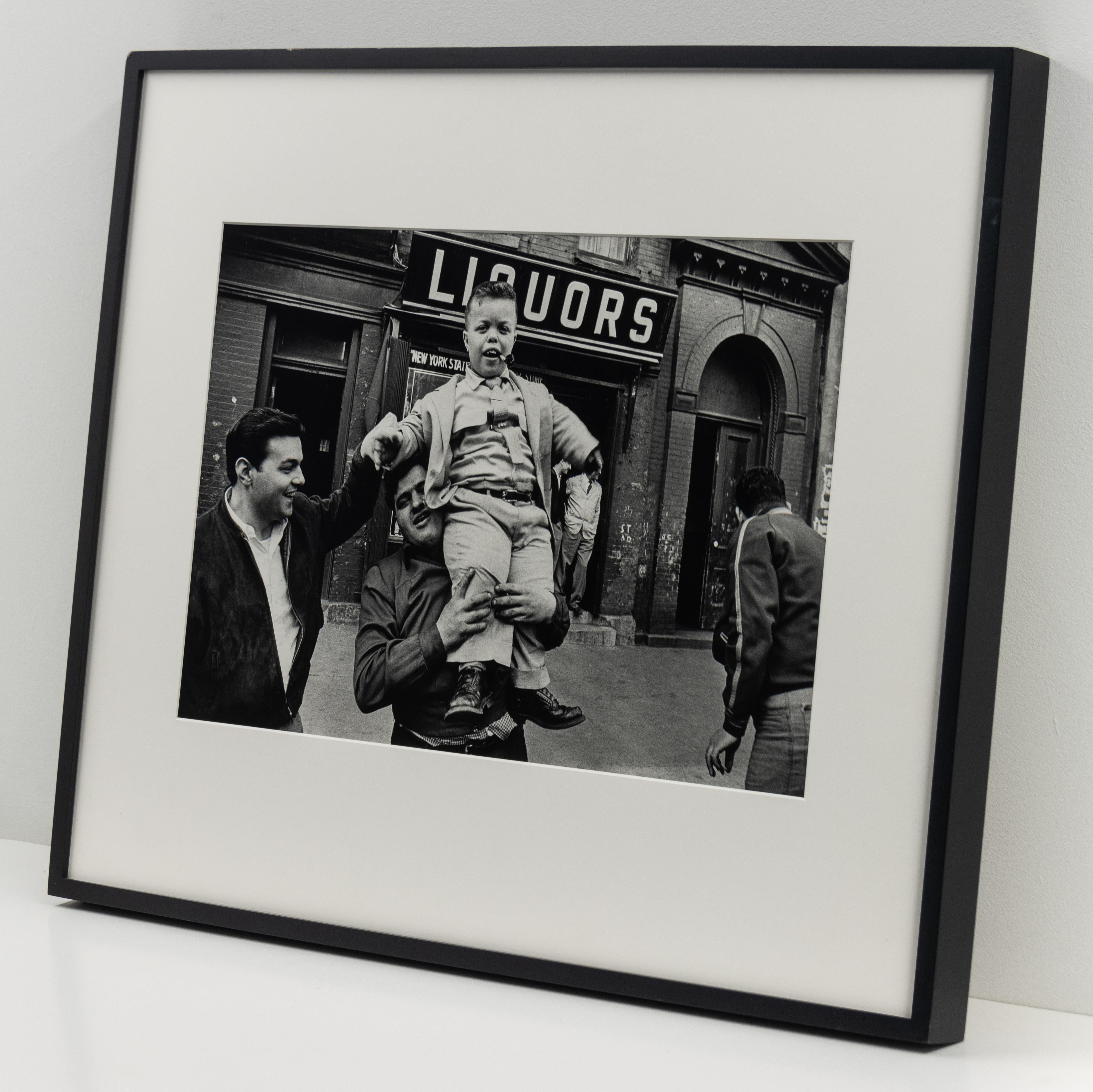 Dwarf and Liquors, Little Italy, NYC, fotografia in bianco e nero di William Klein in vendita 2