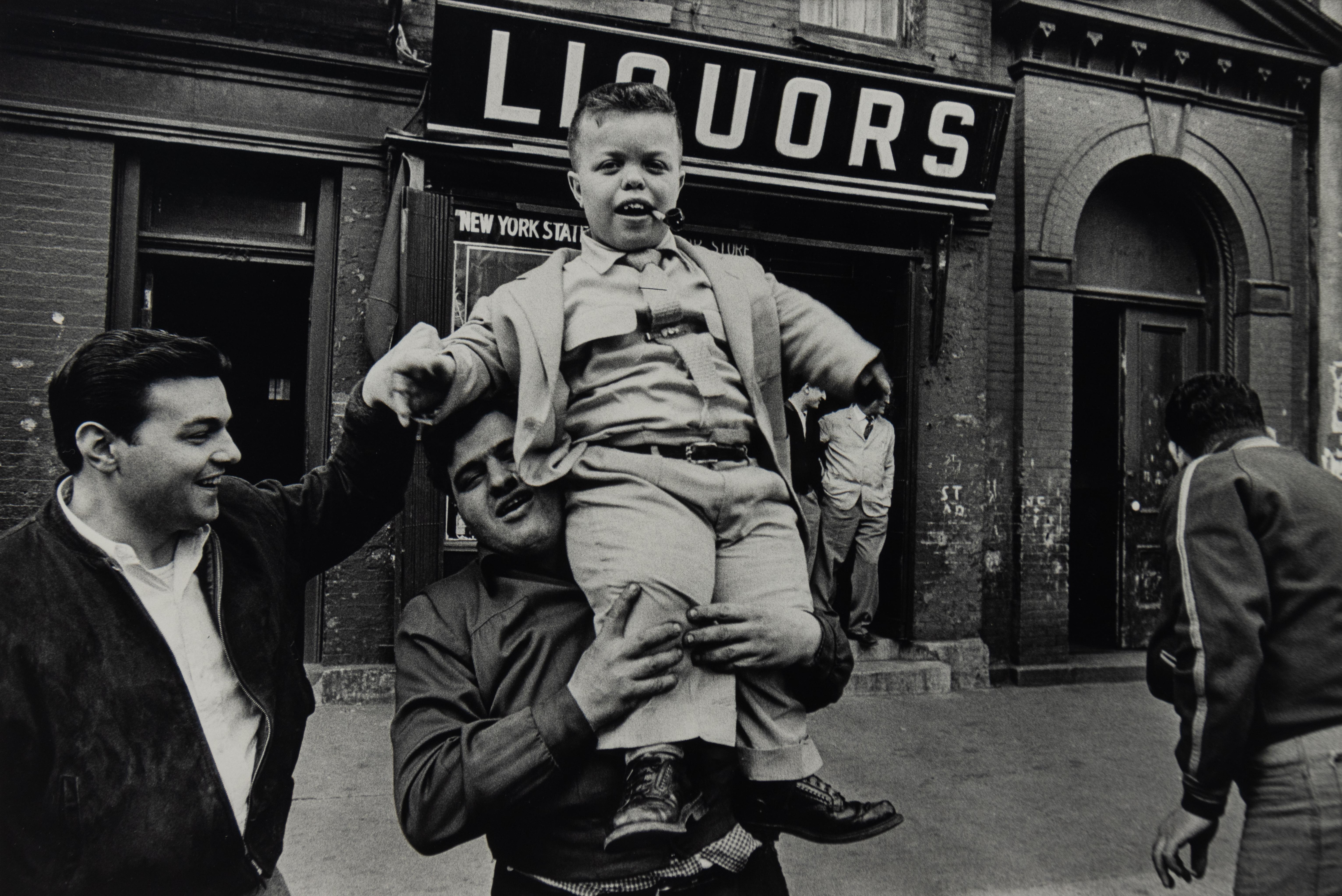Dwarf and Liquors, Little Italy, NYC, fotografia in bianco e nero di William Klein


Nano e Liquori, Little Italy, NYC
1955/stampato successivamente

Stampa alla gelatina d'argento

16 x 20 pollici (40,6 x 50,8)

William Klein è un fotografo e
