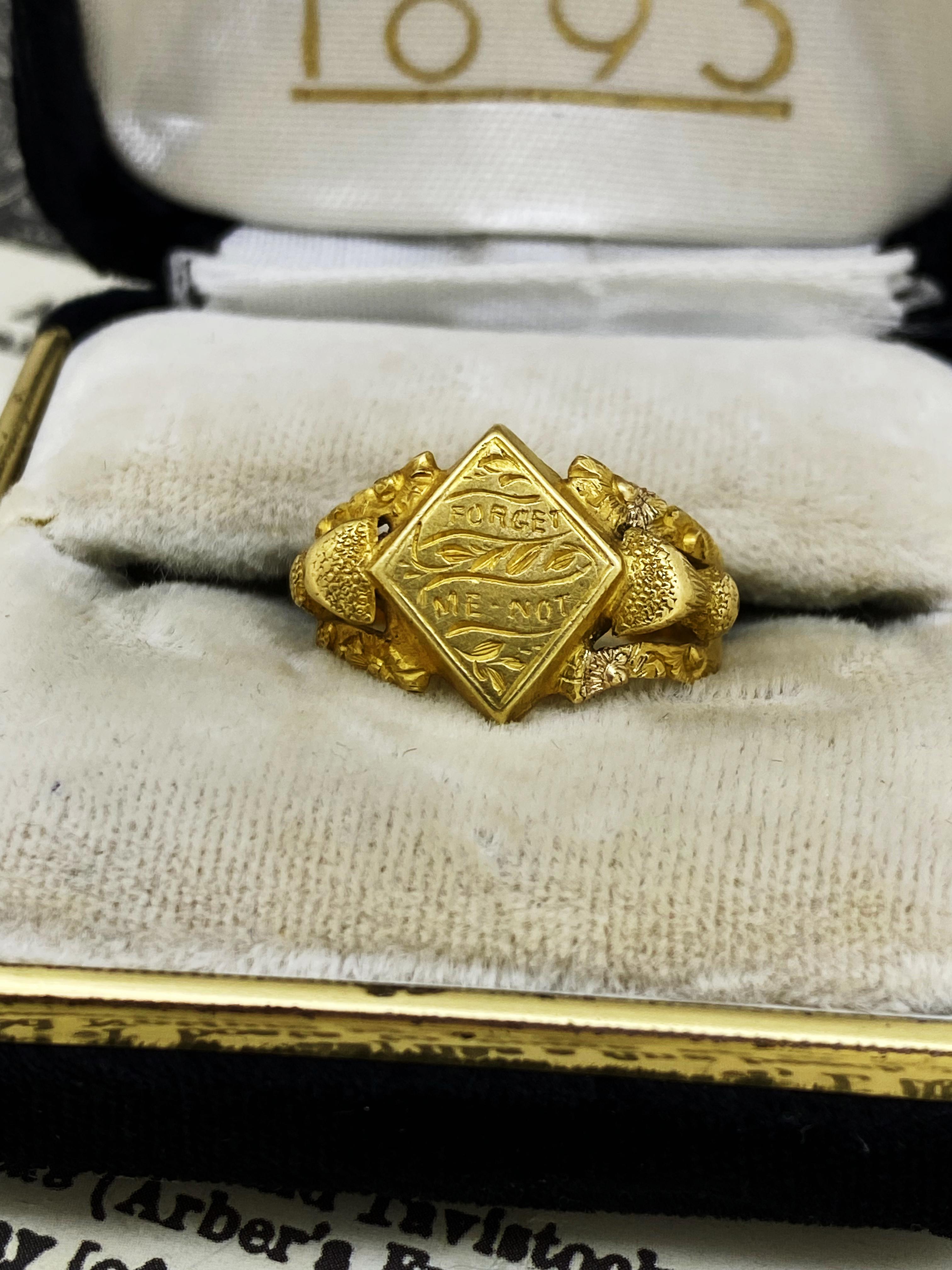 This extraordinary piece of Australian Colonial history
was created by renowned gold rush jeweller William Lamborn,
Melbourne-based & 
who was amongst the finest of jewellers at that time.

Unrivalled in value, 
finds such as these truly deserve a