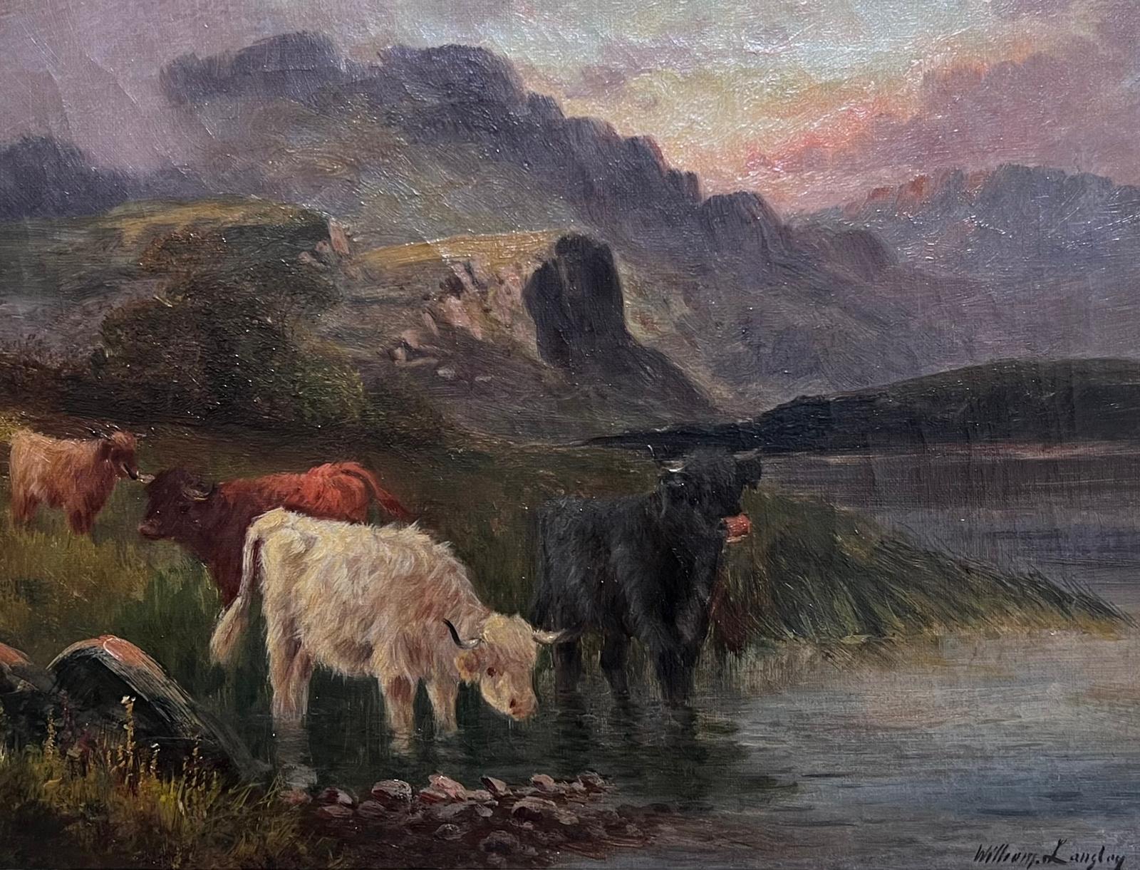Bovini delle Highlands al crepuscolo Antico dipinto ad olio firmato Loch e montagne scozzesi - Painting di WILLIAM LANGLEY (1852-1922