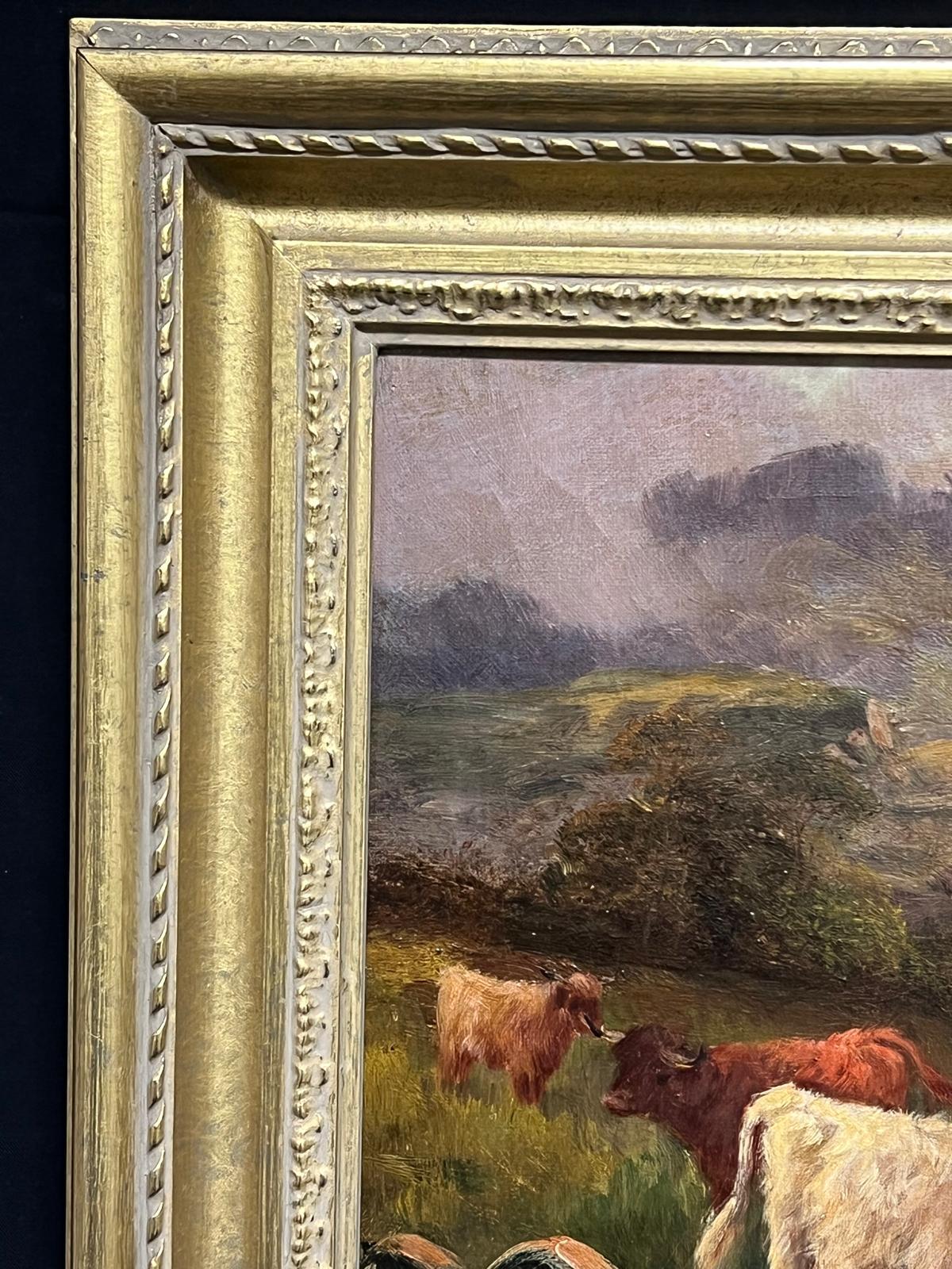 Bovini delle Highlands al crepuscolo Antico dipinto ad olio firmato Loch e montagne scozzesi - Landscape Painting Grigio di WILLIAM LANGLEY (1852-1922