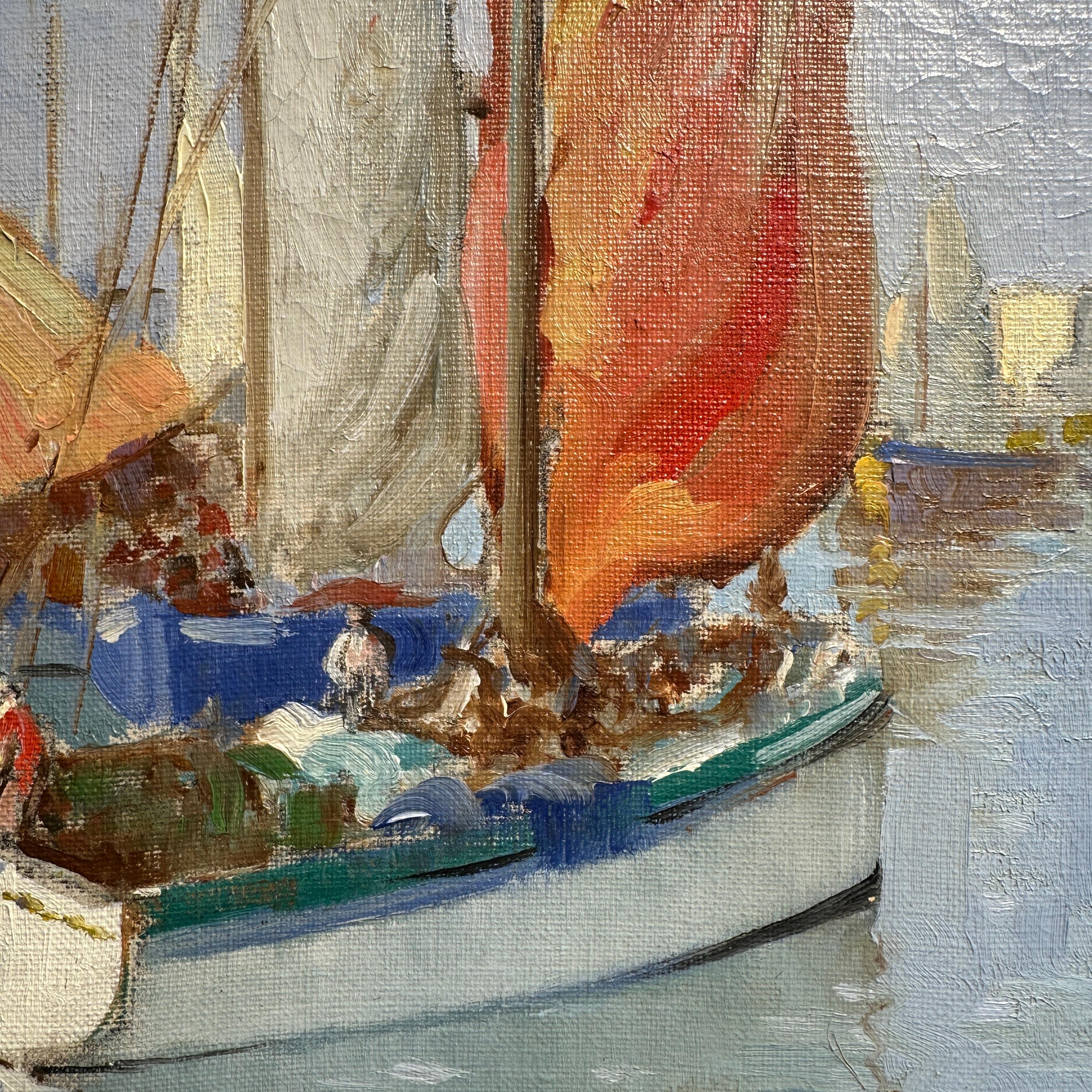 Dieses stimmungsvolle impressionistische Gemälde zeigt eine belebte Hafenszene, in der Fischer- oder Segelboote sanft auf dem ruhigen Wasser schaukeln. Auffällige rote Segel dominieren die Komposition - sie heben sich deutlich von einer Palette