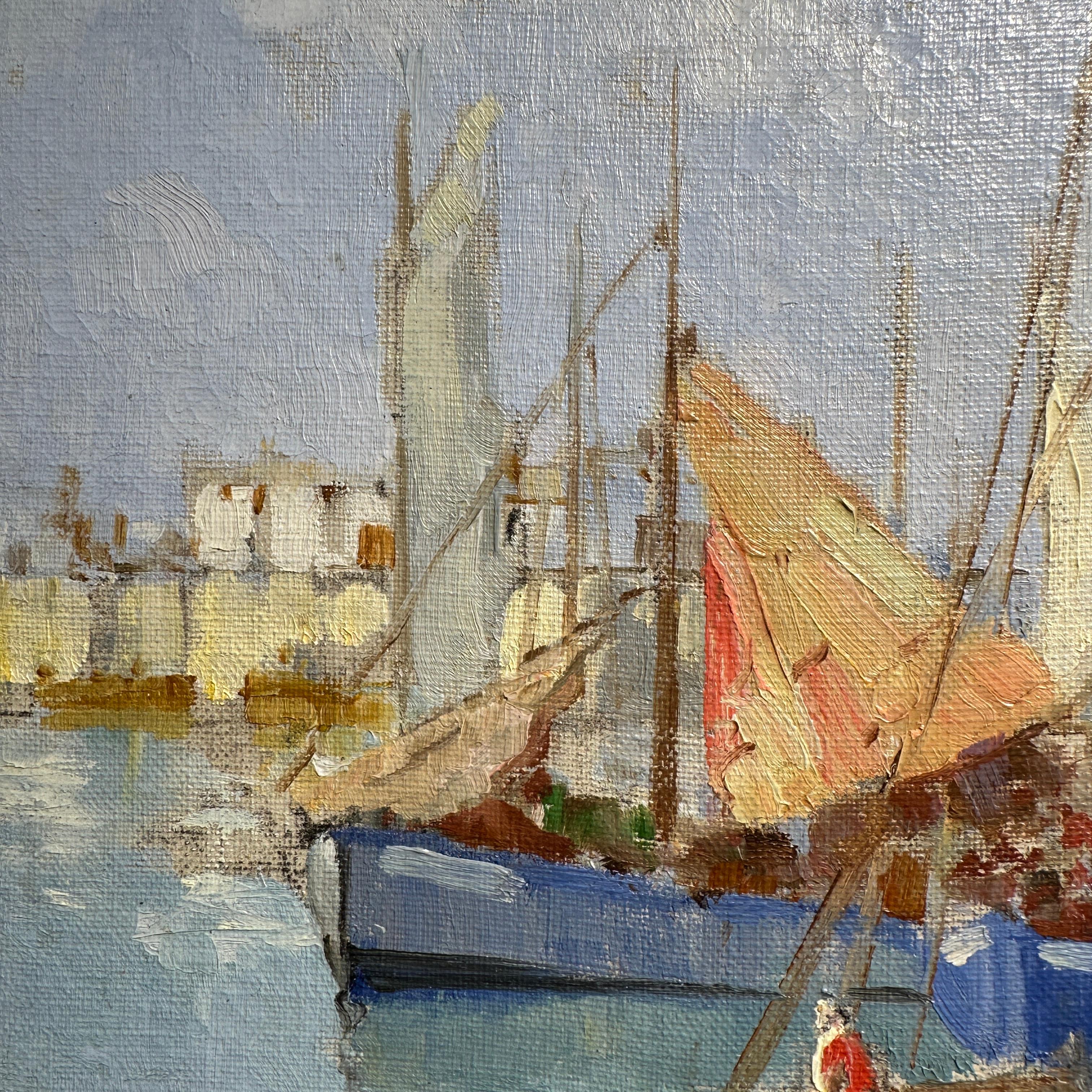 Boote im Hafen Küstenszene mit Segelbooten, blauem Wasser, Figuren, roten Segeln im Angebot 3