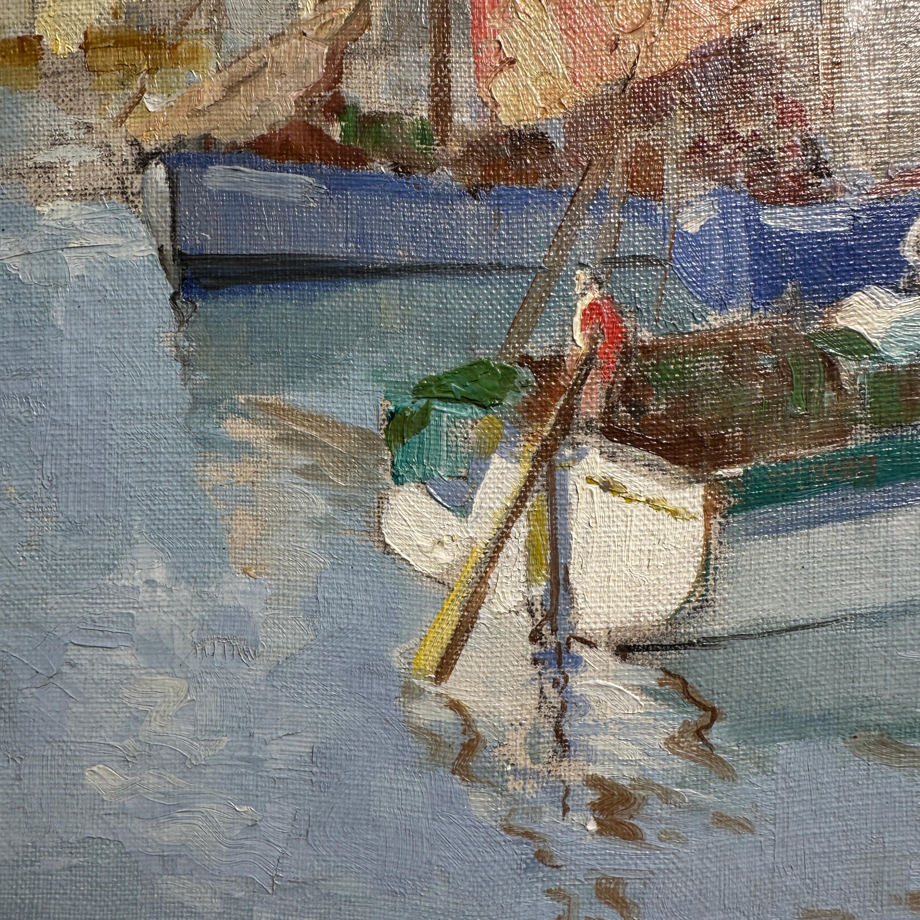 Boote im Hafen Küstenszene mit Segelbooten, blauem Wasser, Figuren, roten Segeln im Angebot 4