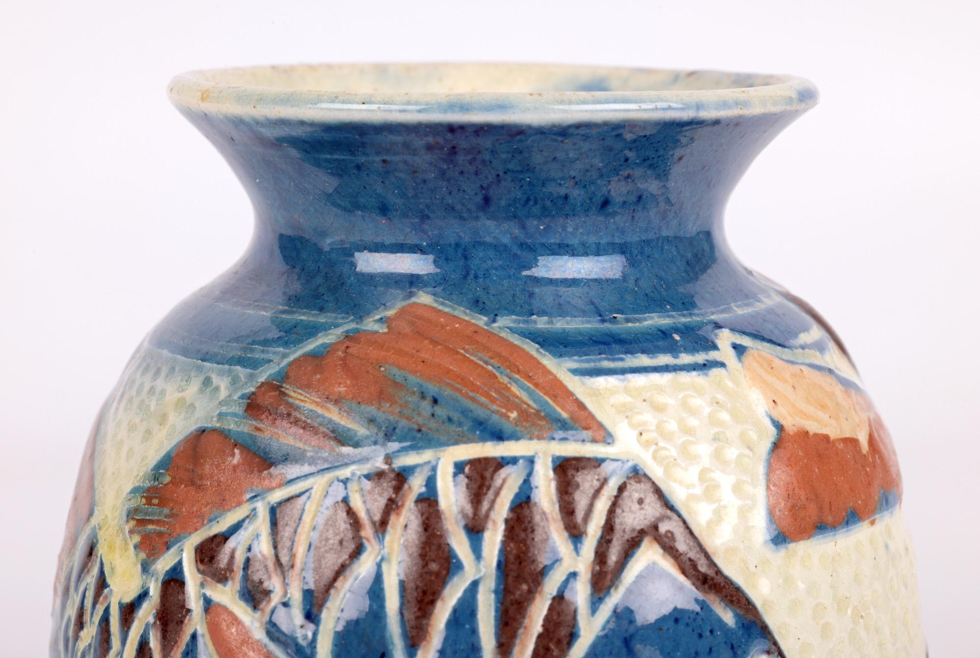 Eine stilvolle und dekorative Vase aus Devon-Keramik mit Sgraffito-Dekor und einem Fisch, der inmitten von Unkraut schwimmt. Sie wurde von dem bekannten Künstler William Leonard Baron (Brite, 1863-1937) in Barnstaple hergestellt und stammt aus der