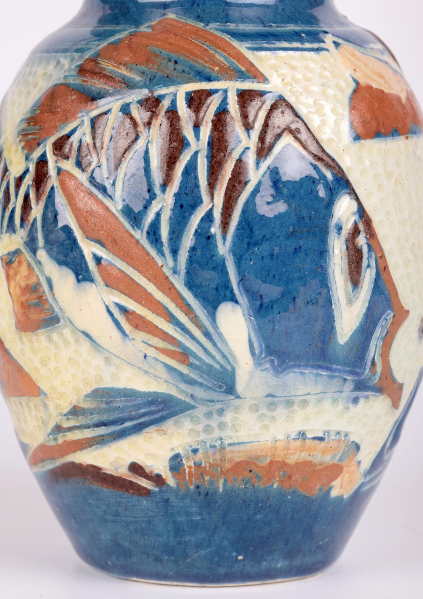 William Leonard Baron Kunstkeramik Sgraffito glasierte Fischvase mit Glasur (Art nouveau) im Angebot