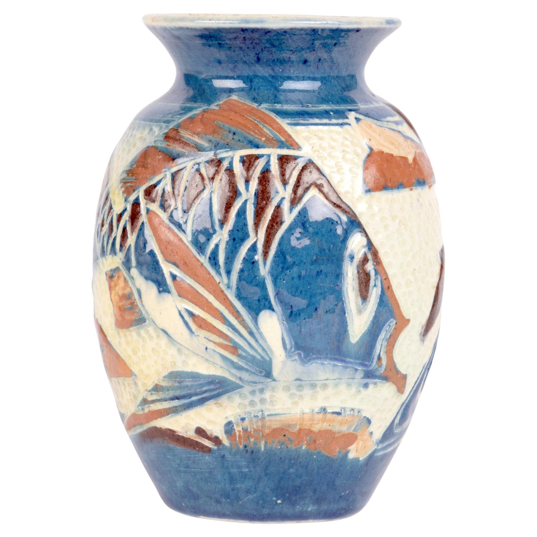 William Leonard Baron Kunstkeramik Sgraffito glasierte Fischvase mit Glasur im Angebot