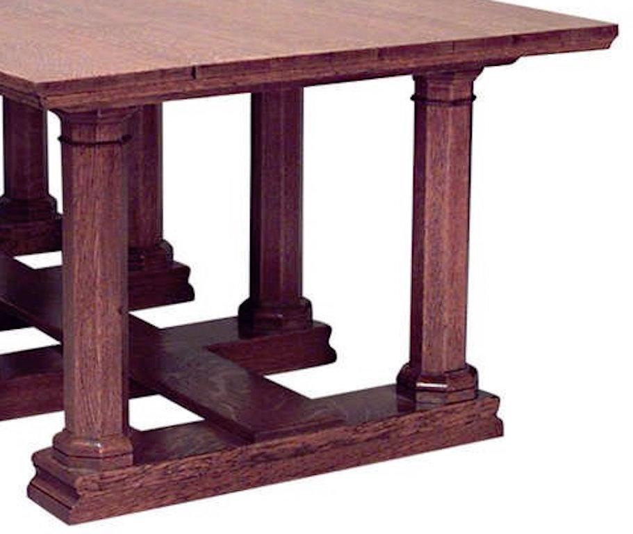 Mesa de comedor refectorio inglesa del Movimiento Estético, de roble, con tablero de tablones sobre 8 patas columnares octogonales unidas por una camilla (atribuida a WILLIAM LETHABY).
