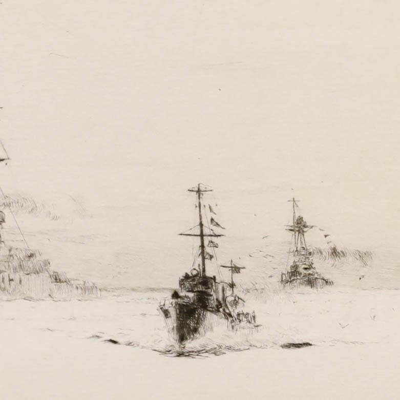 Grabado original del artista William Lionel Wyllie (1851-1931). Fragatas y Cañoneras que asisten a un Crucero Pesado. Firmado a lápiz bajo las líneas de la plancha. Presentado en un marco negro con una montura de línea de lavado. Sobre el papel.