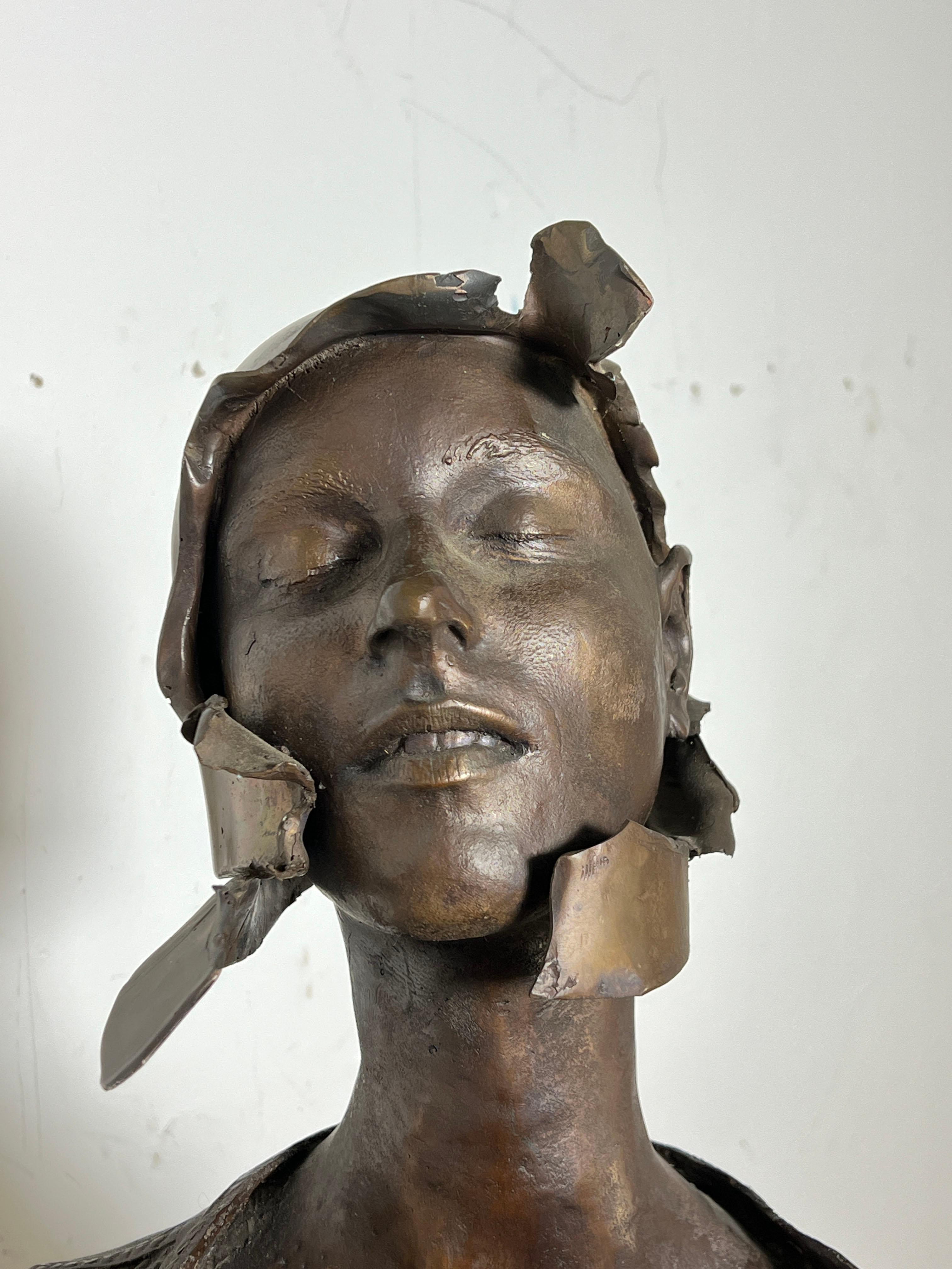 Scultura in bronzo del 1980 raffigurante una figura elmata su una base in noce massiccio dell'artista della Louisiana William Ludwig (1935-2011). Pur essendo nato nel New England, a Hartford, CT, era conosciuto come un artista del sud e ha fatto