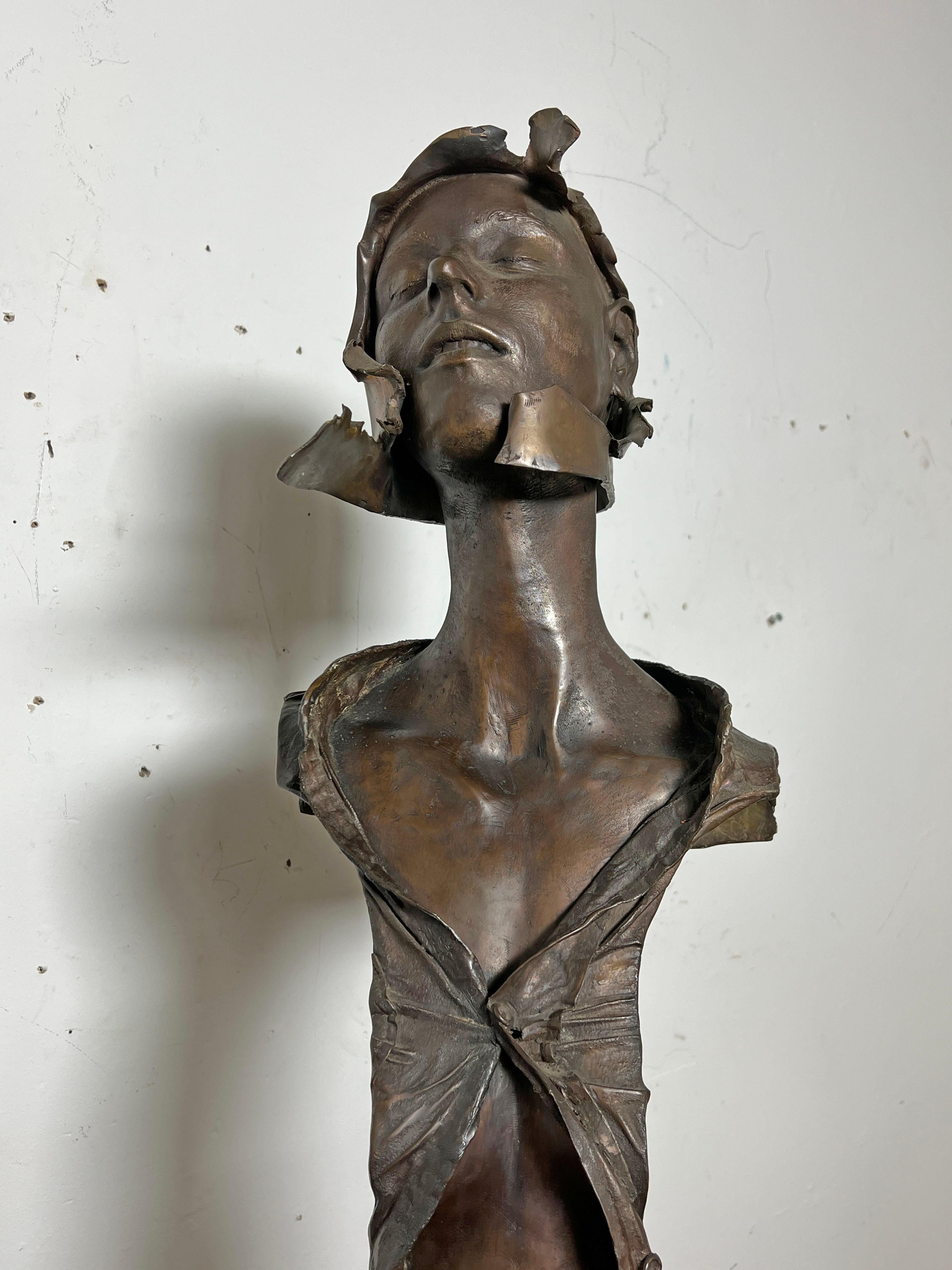 Postmoderno William Ludwig Scultura figurativa in bronzo di un guerriero datata 1987 in vendita