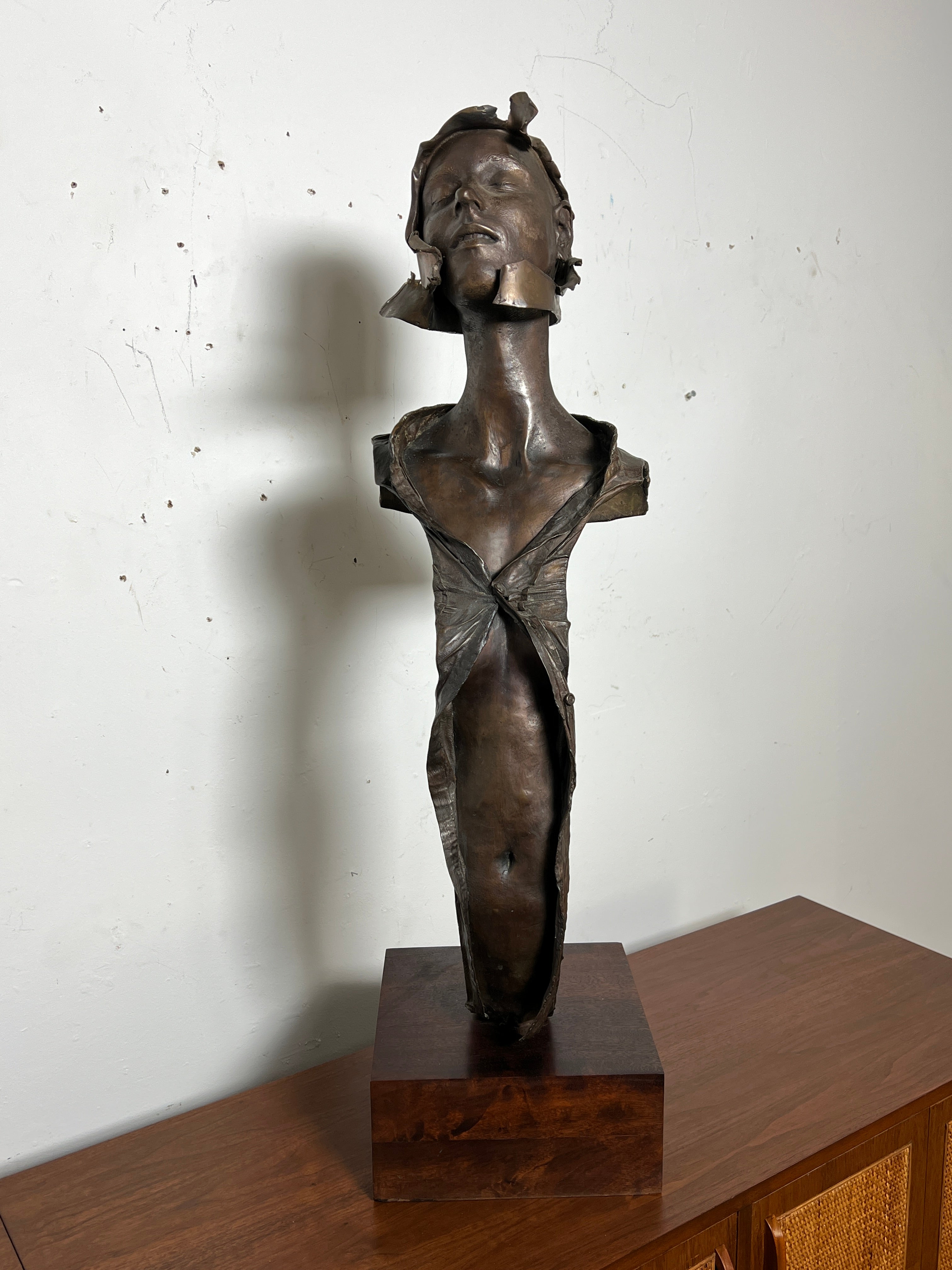 Americano William Ludwig Scultura figurativa in bronzo di un guerriero datata 1987 in vendita