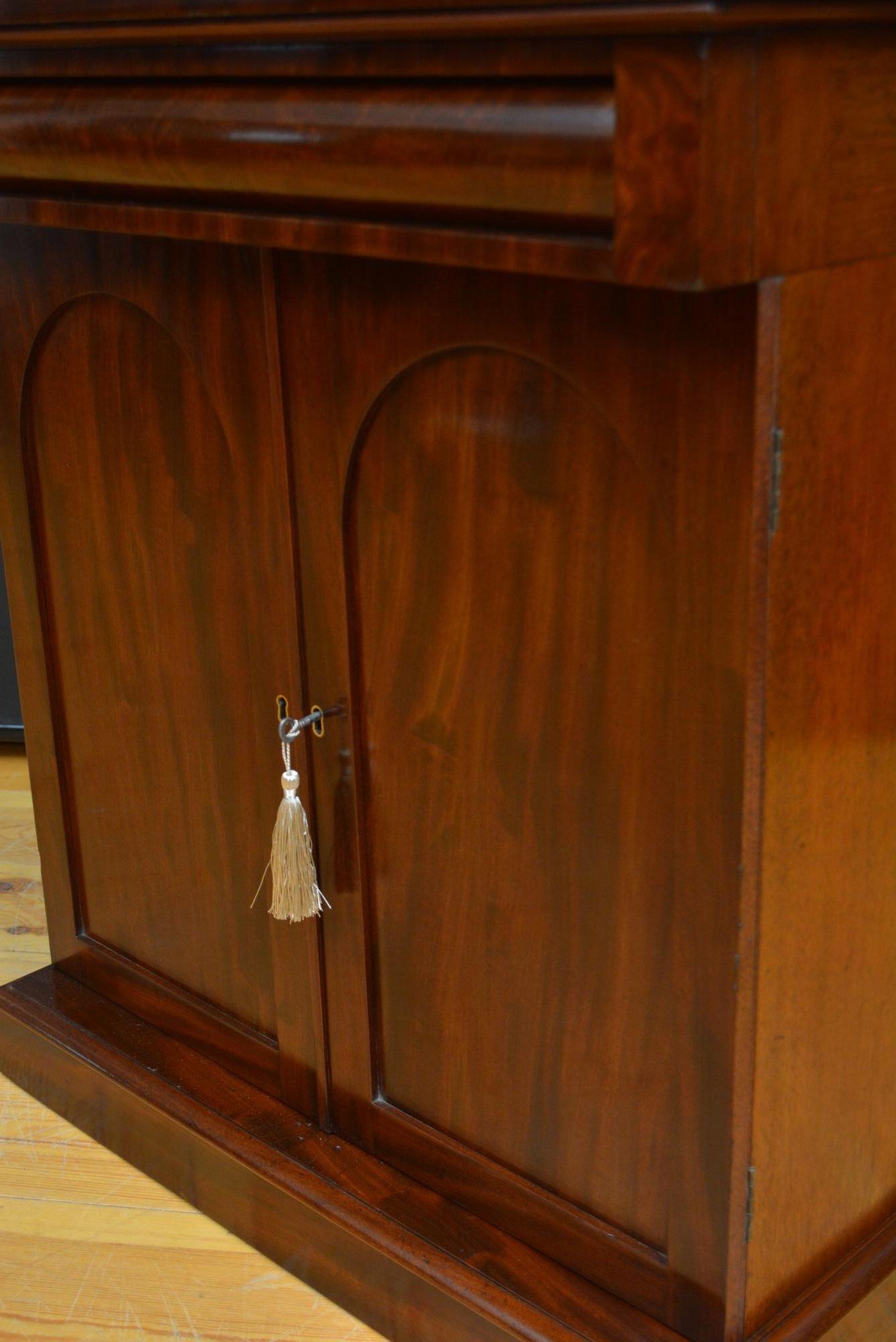 William lV Mahogany Chiffonier In Good Condition For Sale In Whaley Bridge, GB