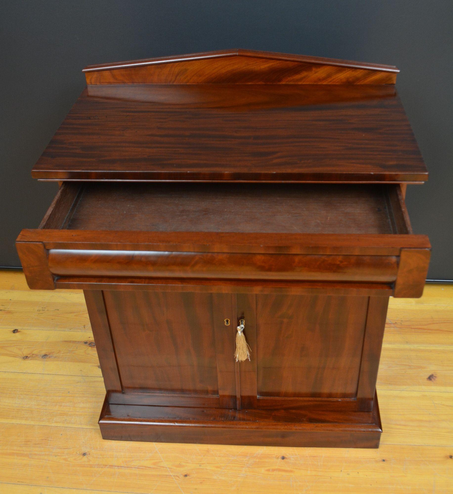 Mid-19th Century William lV Mahogany Chiffonier For Sale