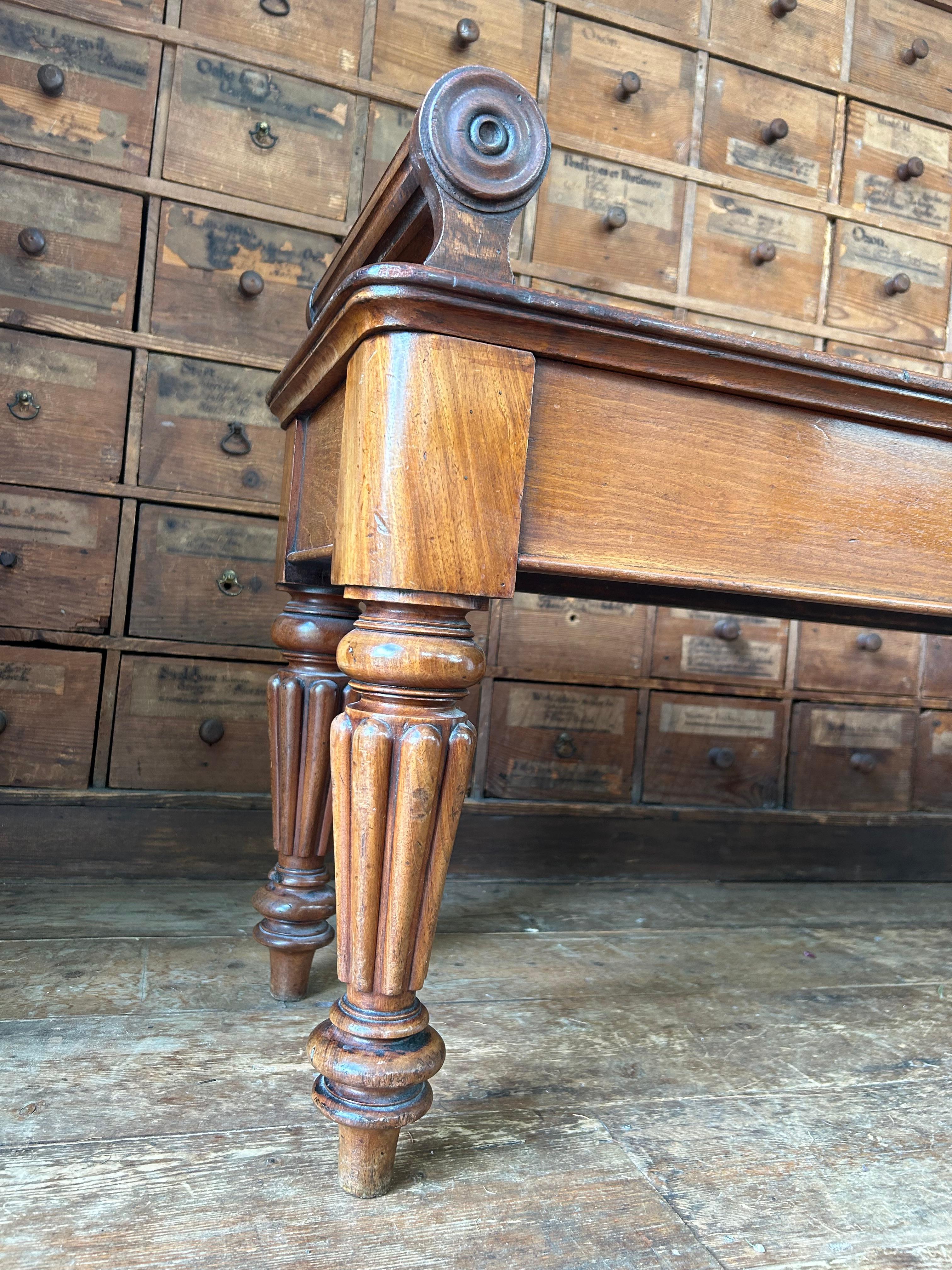 Banc d'entrée William lV en acajou à la manière de Gillows en vente 3