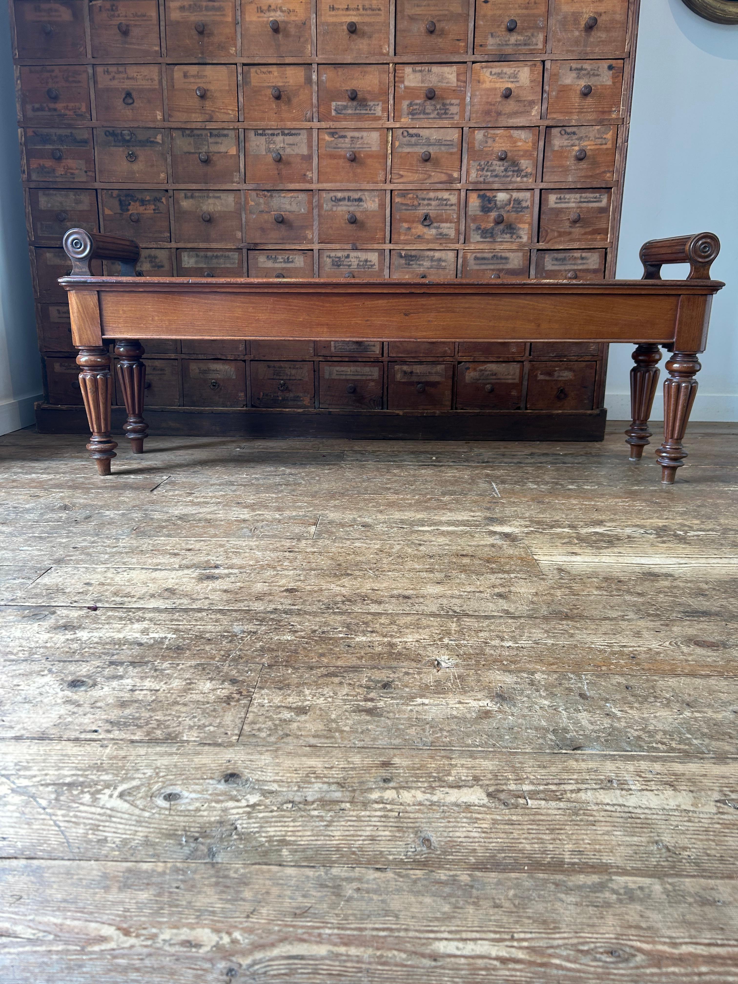 Banc d'entrée William lV en acajou à la manière de Gillows Bon état - En vente à Sherborne, GB
