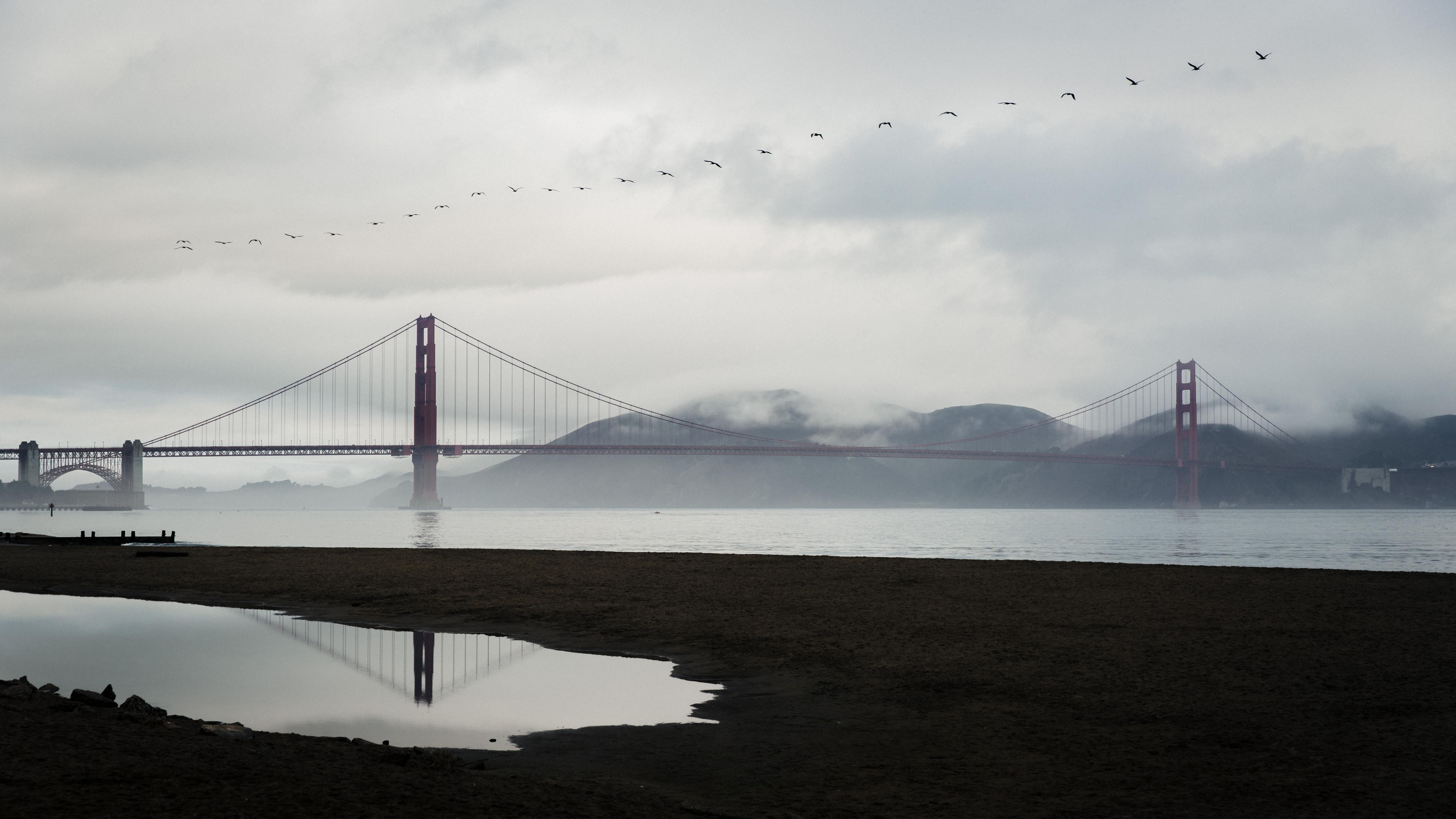 Color Photograph William Mackie - Golden Gate Reflection, photographie de paysage originale, 2017