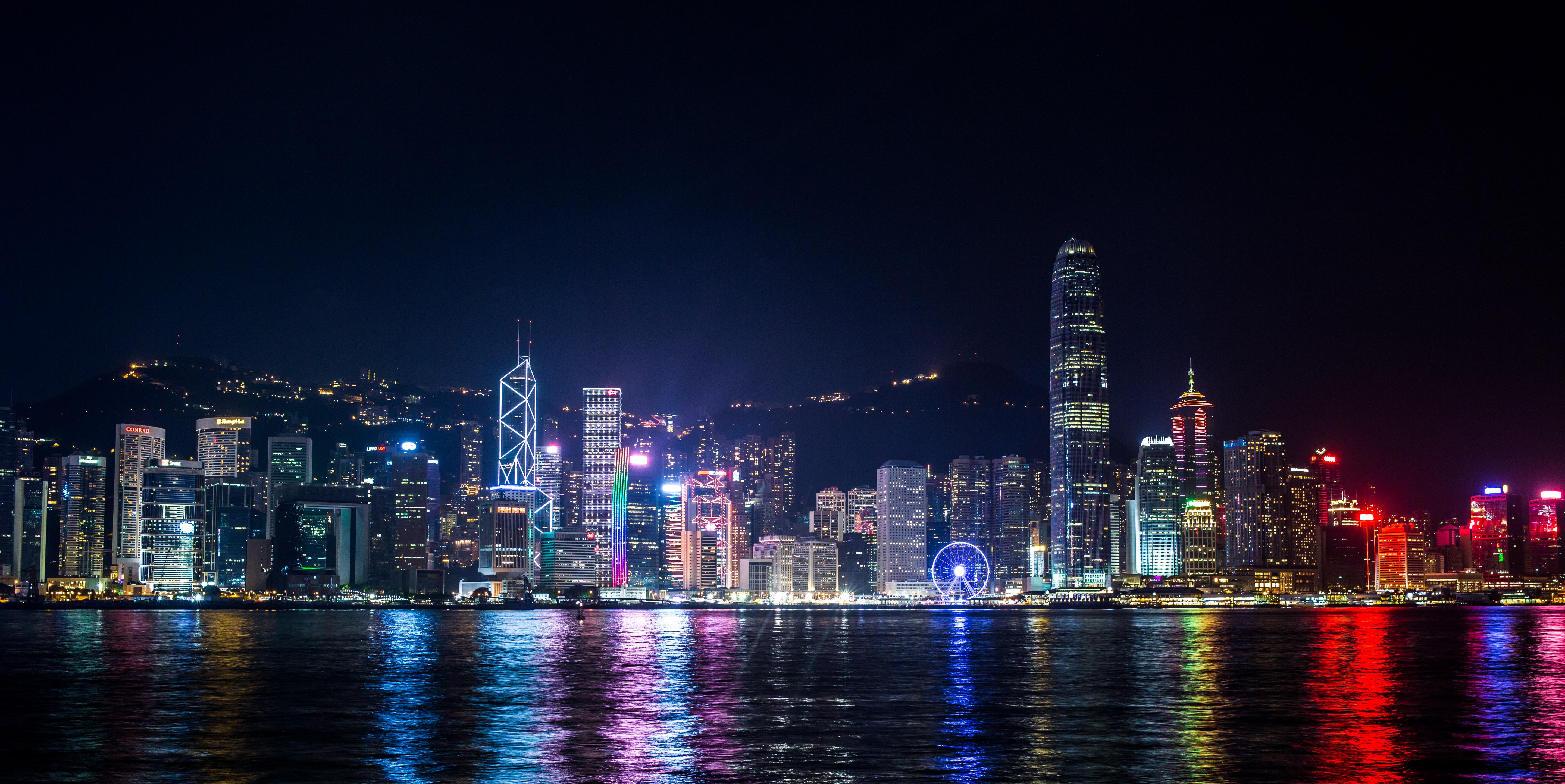 Color Photograph William Mackie - Skyline at Night, photographie originale de paysage urbain de Hong Kong, 2017