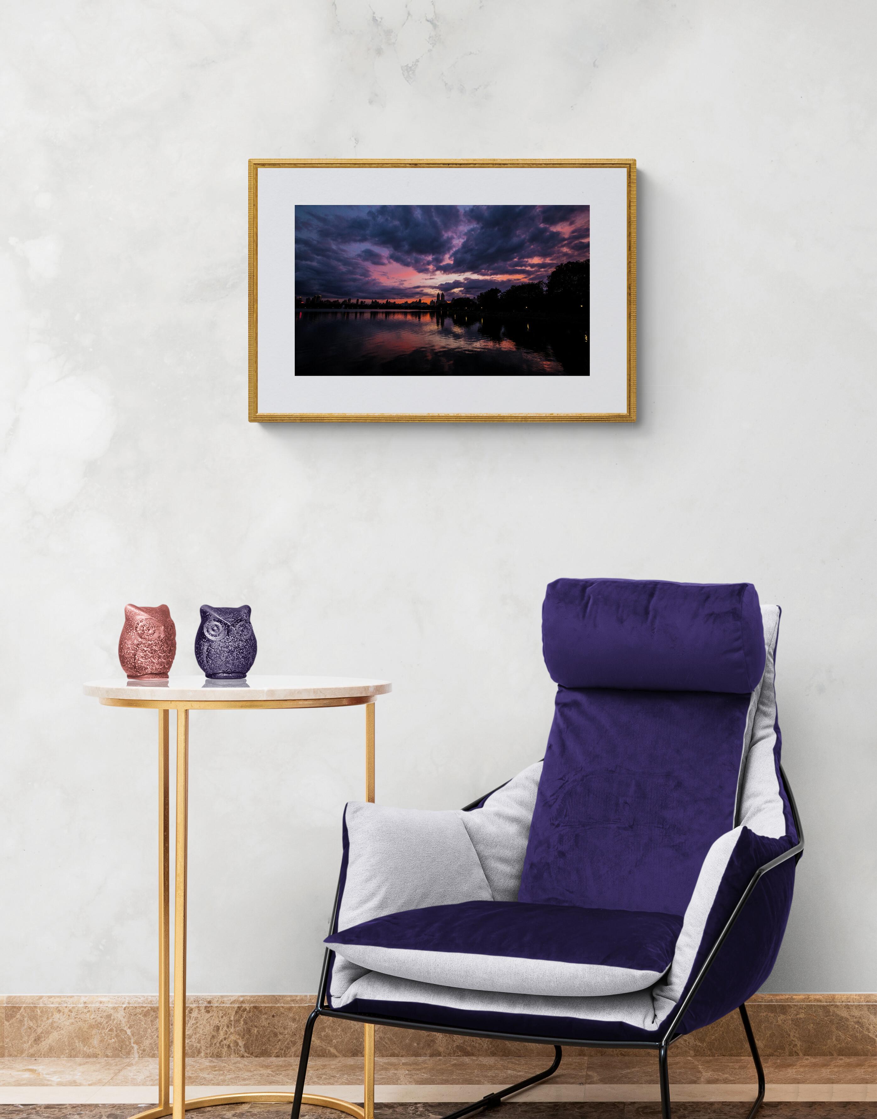 Esplosione di viola, fotografia originale di paesaggio urbano in vendita 2
