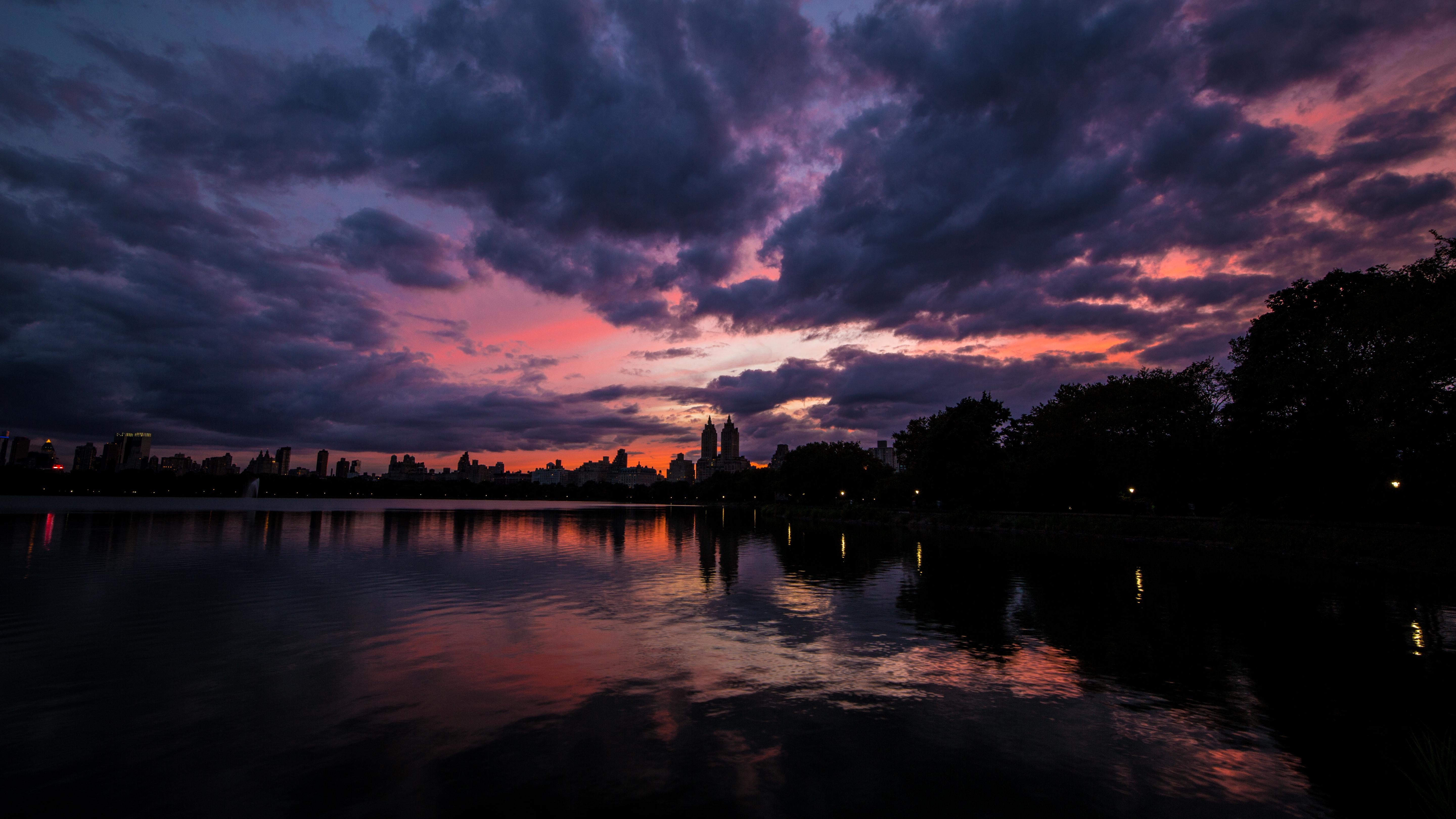 Color Photograph William Mackie - Un coucher de soleil au-dessus du réservoir du Central Park