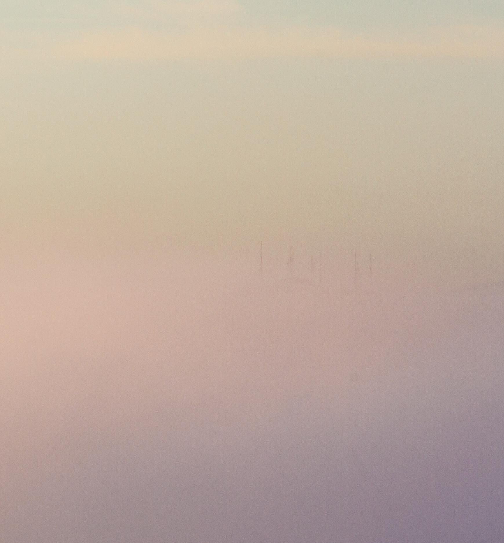La tour Sutro à travers le brouillard, photographie de paysage originale - Photograph de William Mackie