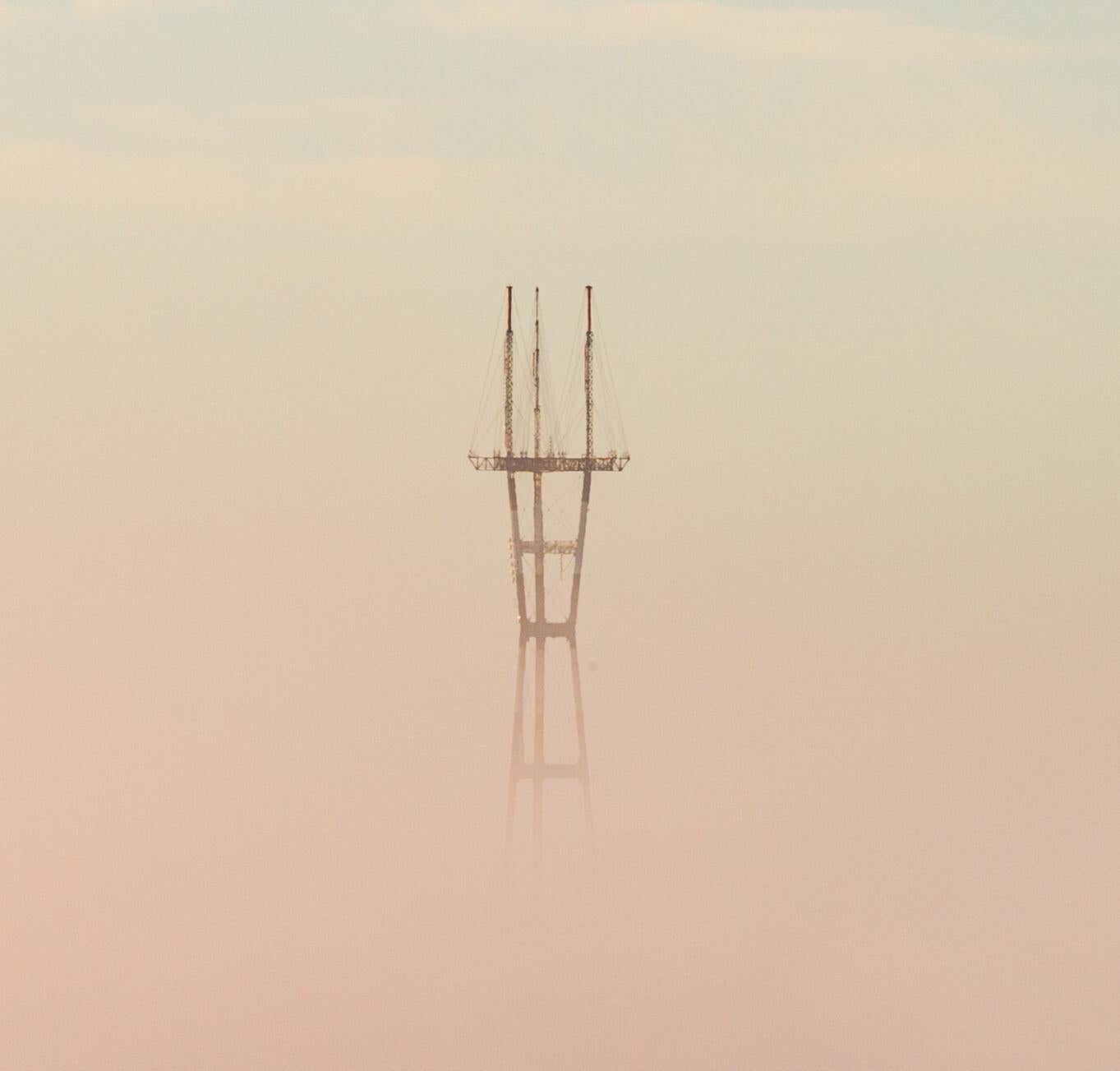 La tour Sutro à travers le brouillard, photographie de paysage originale en vente 1