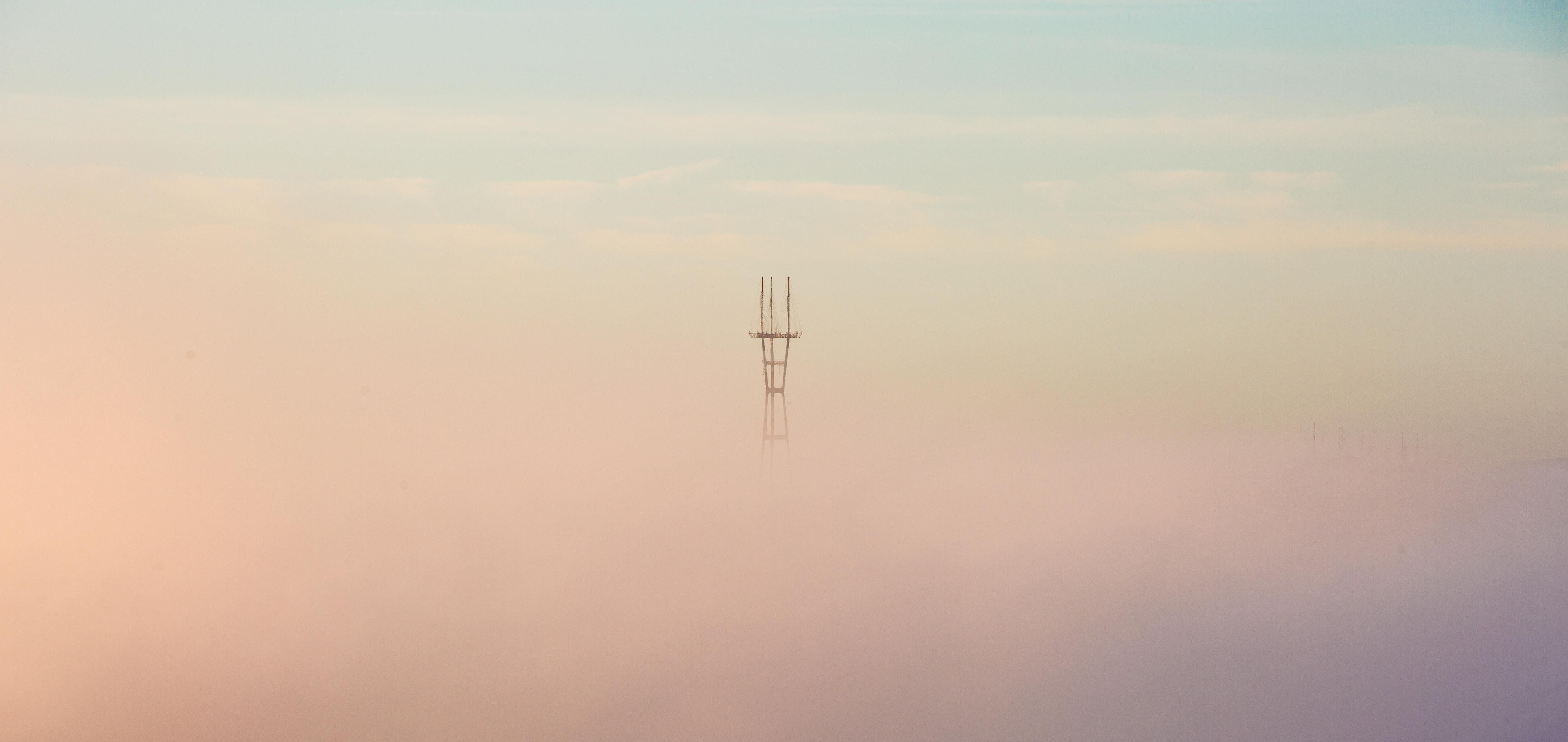 Color Photograph William Mackie - La tour Sutro à travers le brouillard, photographie de paysage originale