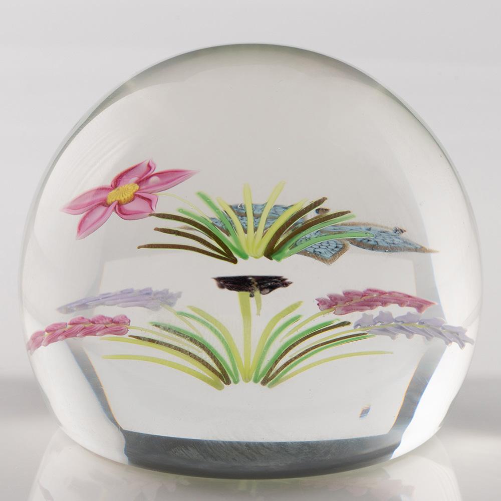 Intestazione : William Manson Caithness Paperweight Field Study Butterfly 1986
Data: 1986
Origine : Scozia
Caratteristiche : Farfalla, fiore, boccioli e steli di fiori in avventurina lavorata a lume di candela, il tutto su un fondo