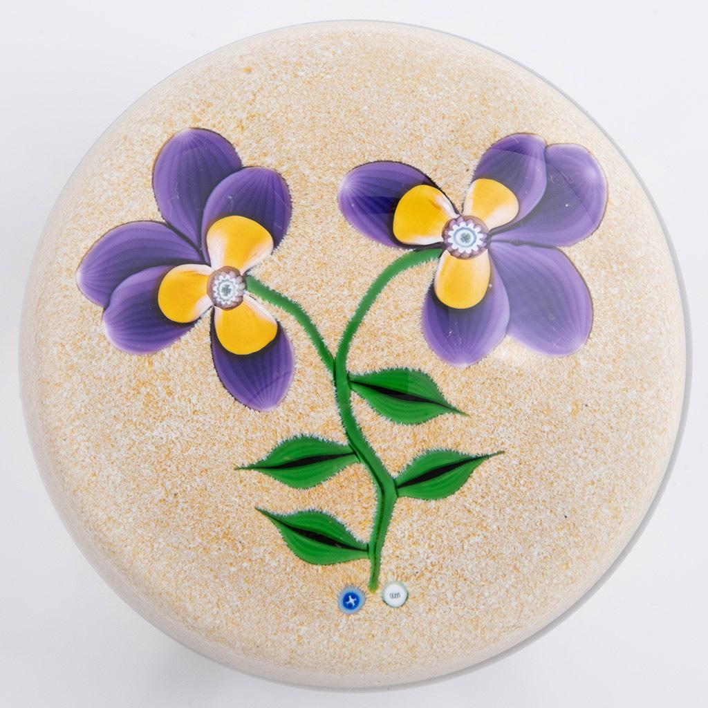 Überschrift : William Manson JR Paperweight Lampwork Stiefmütterchen 1998
Datum: 1998
Herkunft: Schottland
Merkmale: Zwei Stiefmütterchen mit Stängel und Blättern auf einem gesprenkelten Sandgrund
Markierungen : Signiert William Manson ( Sohn ) 1998