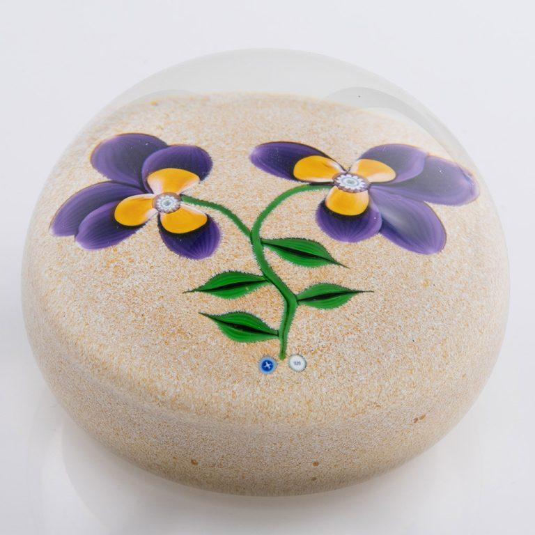 William Manson Jr Briefbeschwerer Lampenschmuck Pansies 1998 (Britisch) im Angebot
