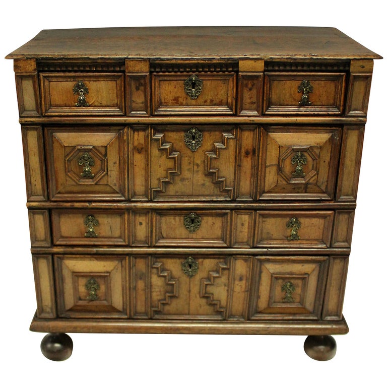 William and Mary Chest of Drawers For Sale at 1stDibs