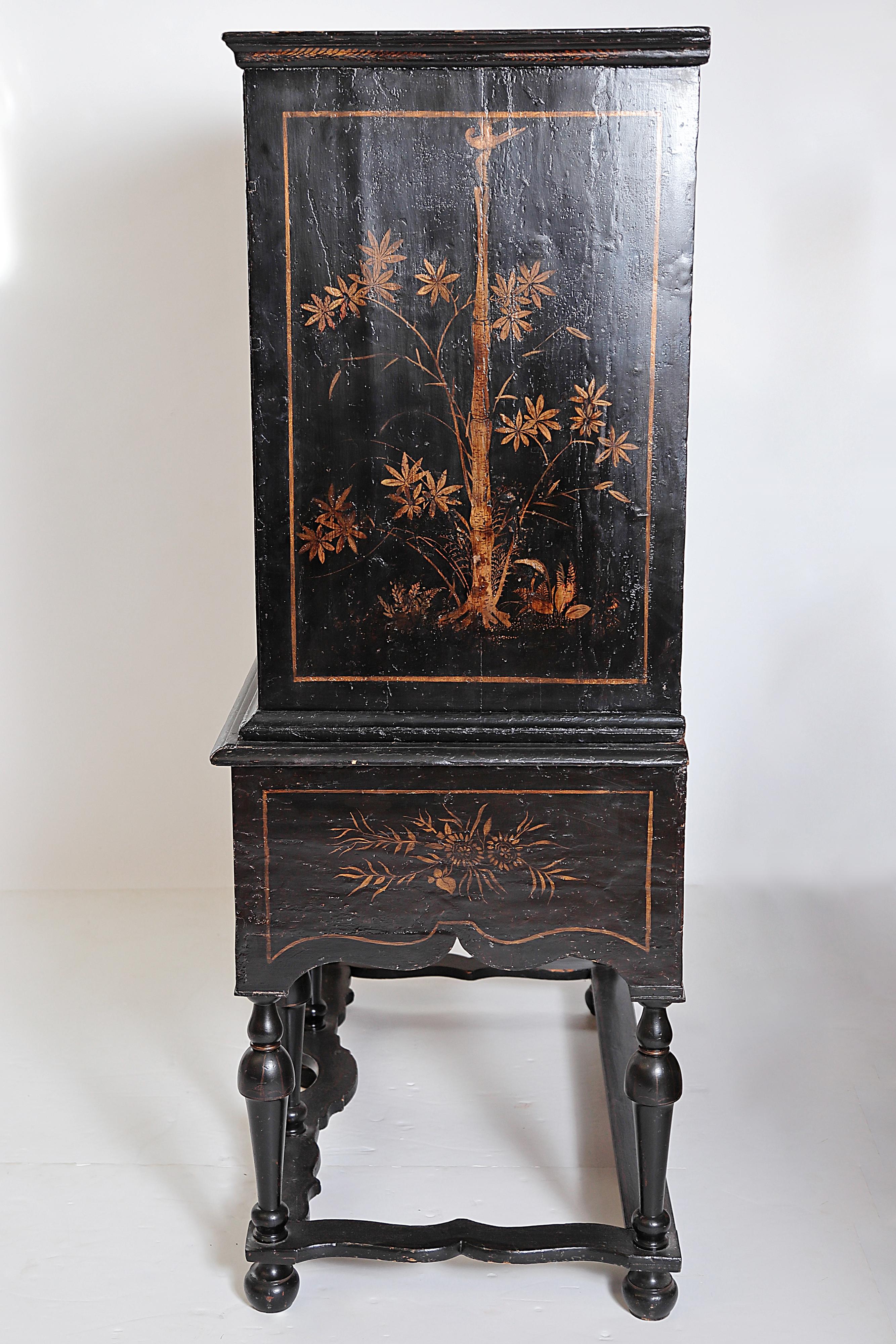 William & Mary Chest on Stand / Black Lacquer and Gilt Chinoiserie Decoration In Good Condition In Dallas, TX