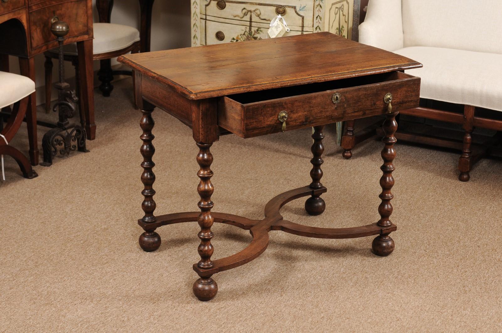 William & Mary English Bobbin Turned Walnut Side Table, Early 18th Century In Good Condition In Atlanta, GA